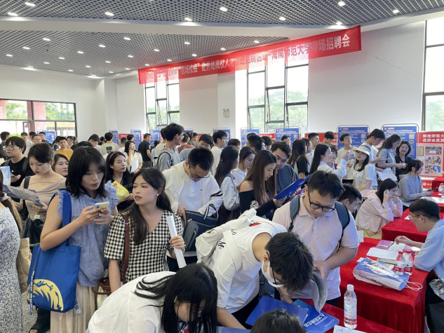 南昌市2023年“百场校招”人才引进专场招聘会在我校举行