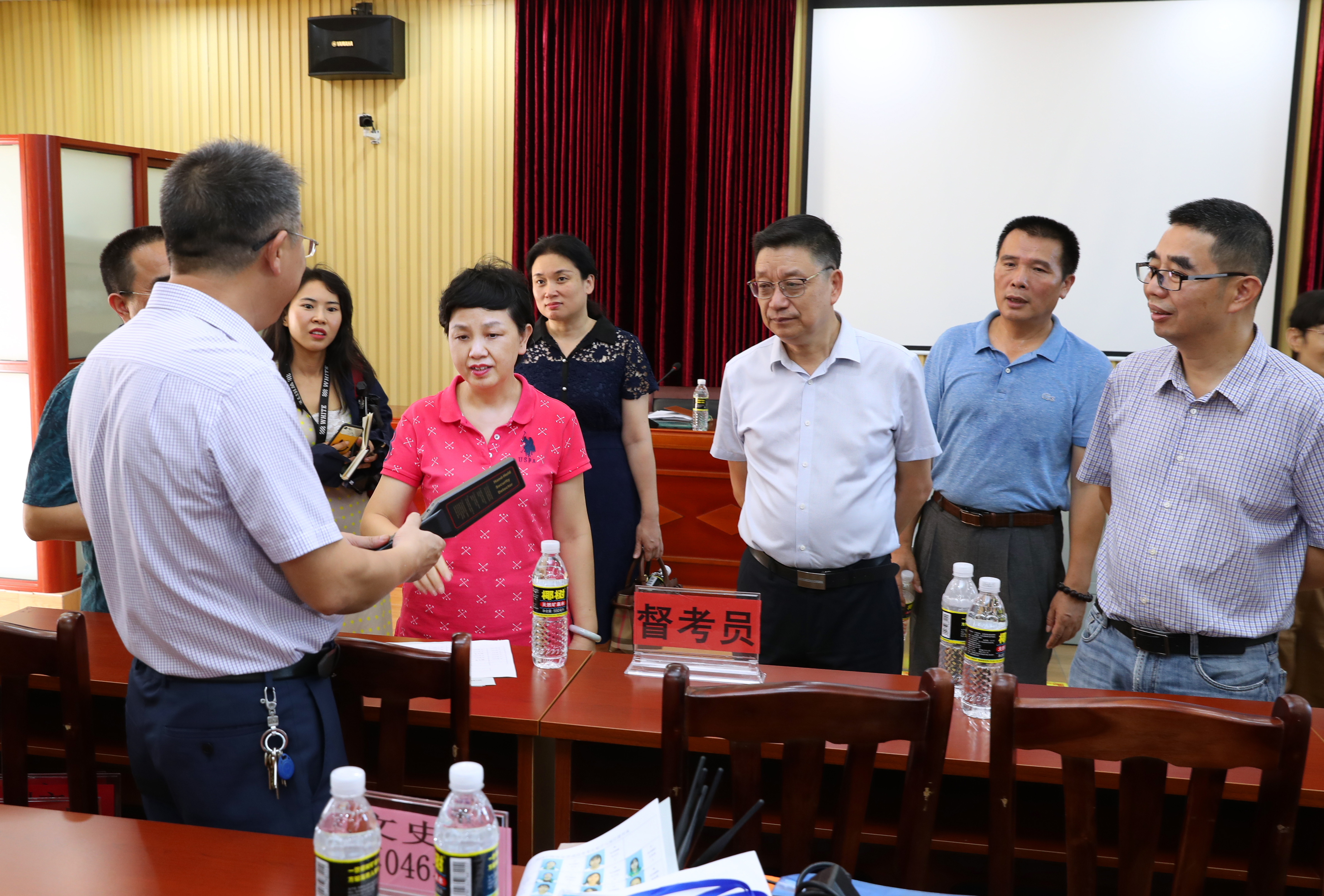 党委书记李红梅高考前看望附中高三学生