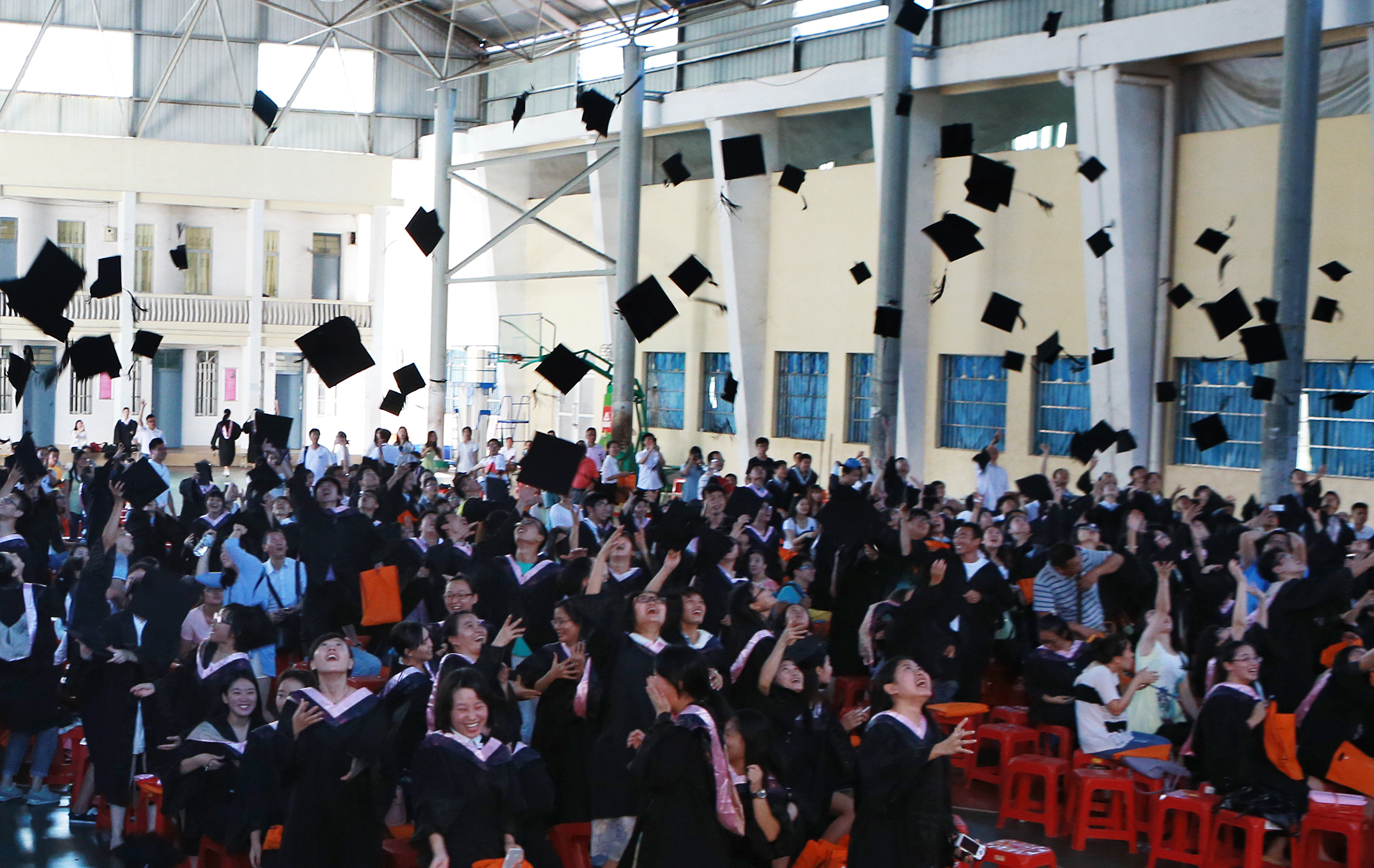 2015届本科毕业生毕业典礼举行 3238人获学士学位