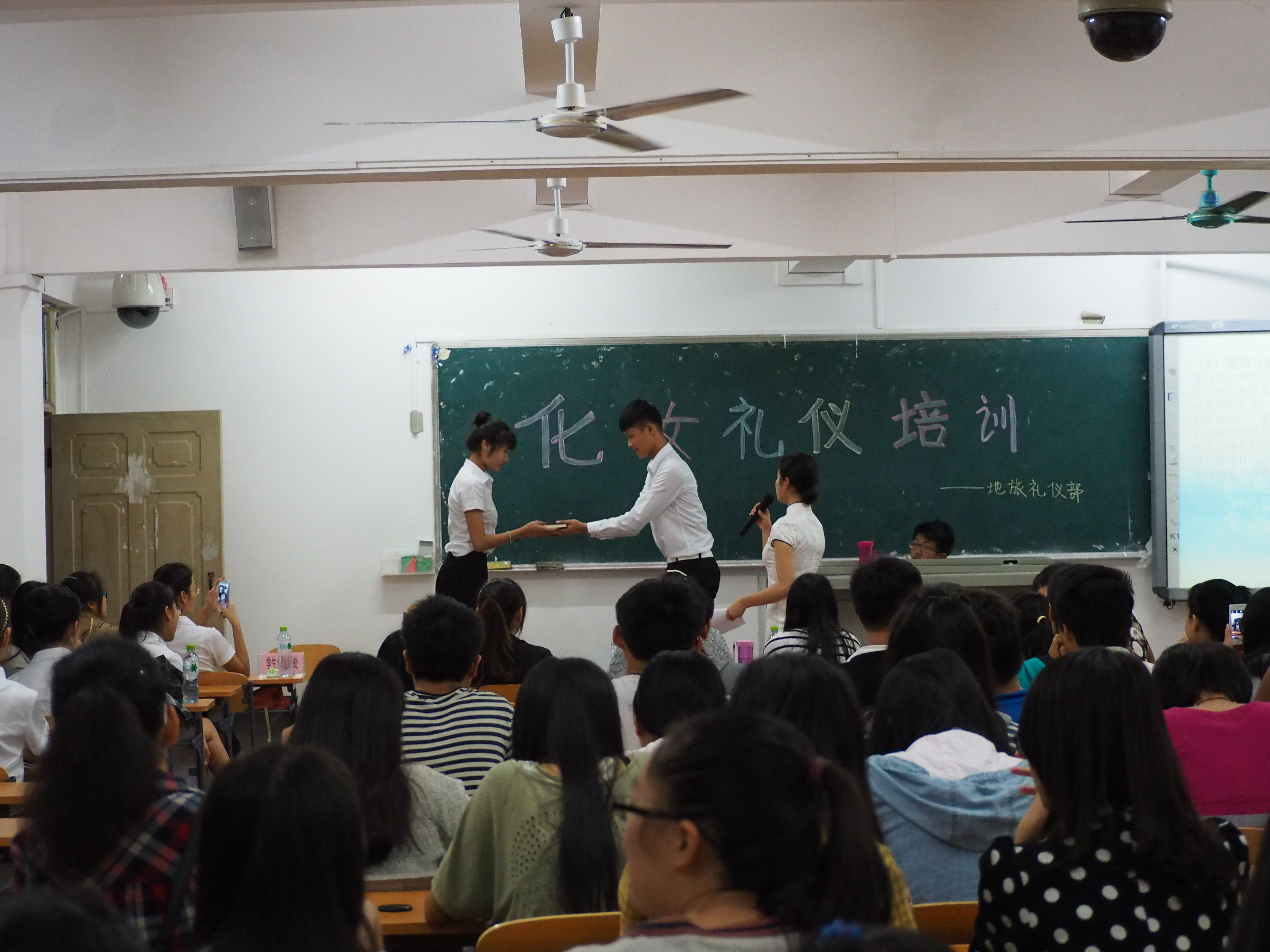 巧施粉黛，“妆”点人生――记地理与旅游学院化妆礼仪培训