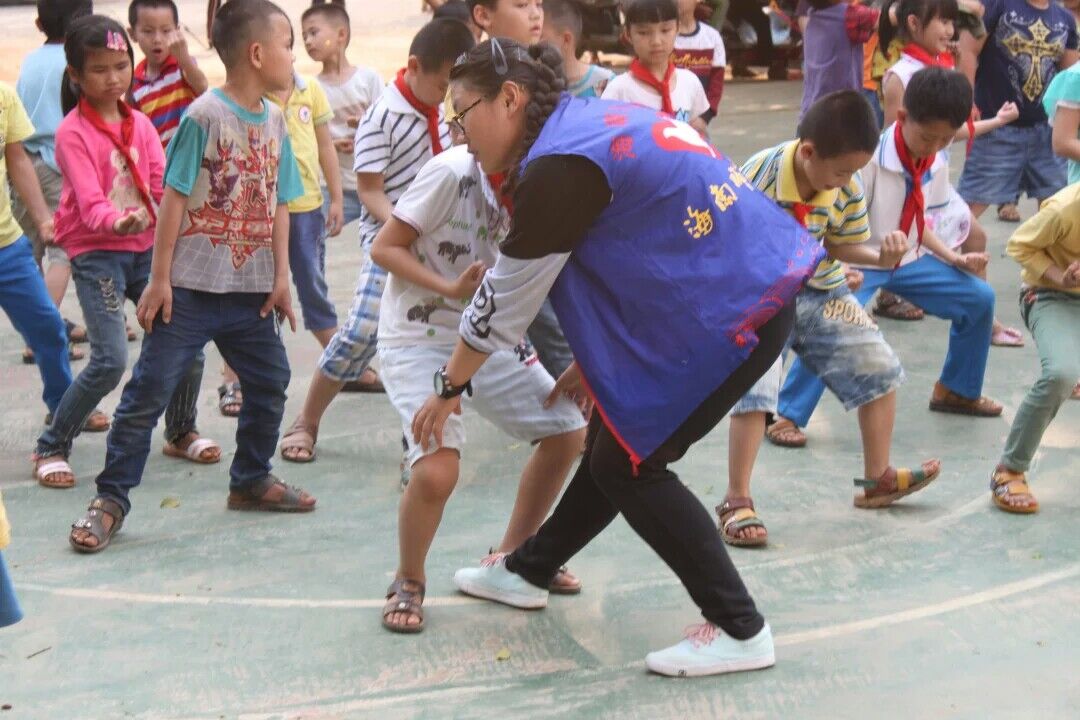 炫彩童年，一同成长——记法学院青年志愿者协会南江小学“多彩兴趣班”志愿服务活动