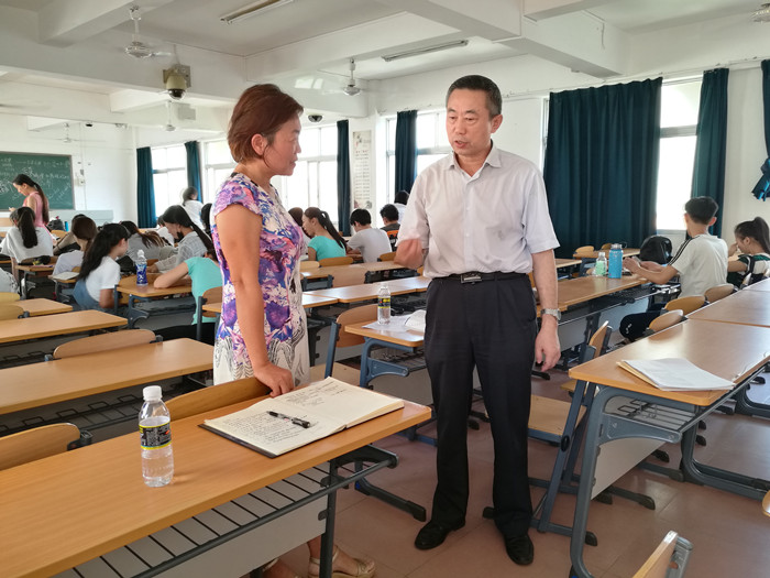 校领导到各单位调研