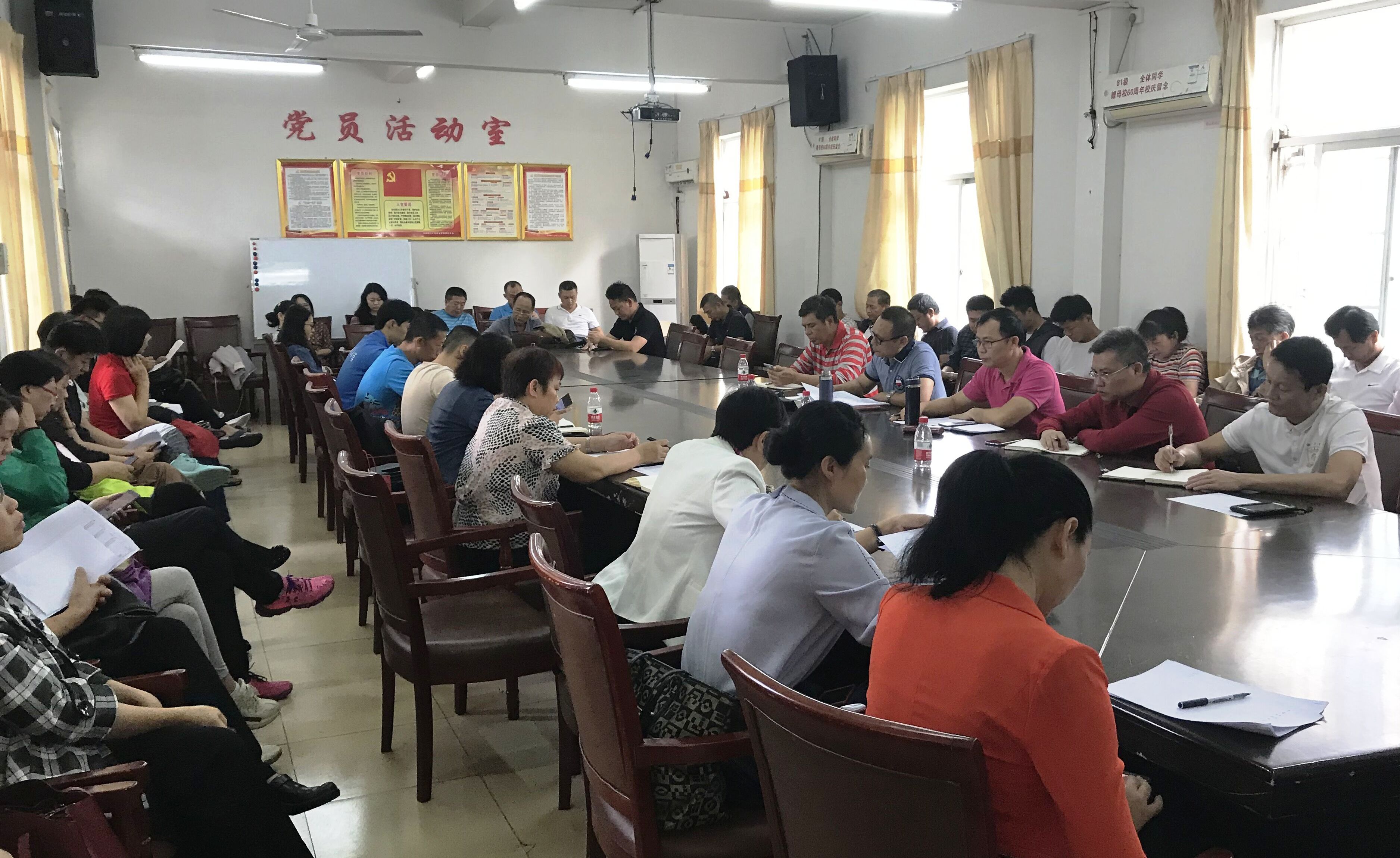 海南师范大学师生聚焦热议全国两会