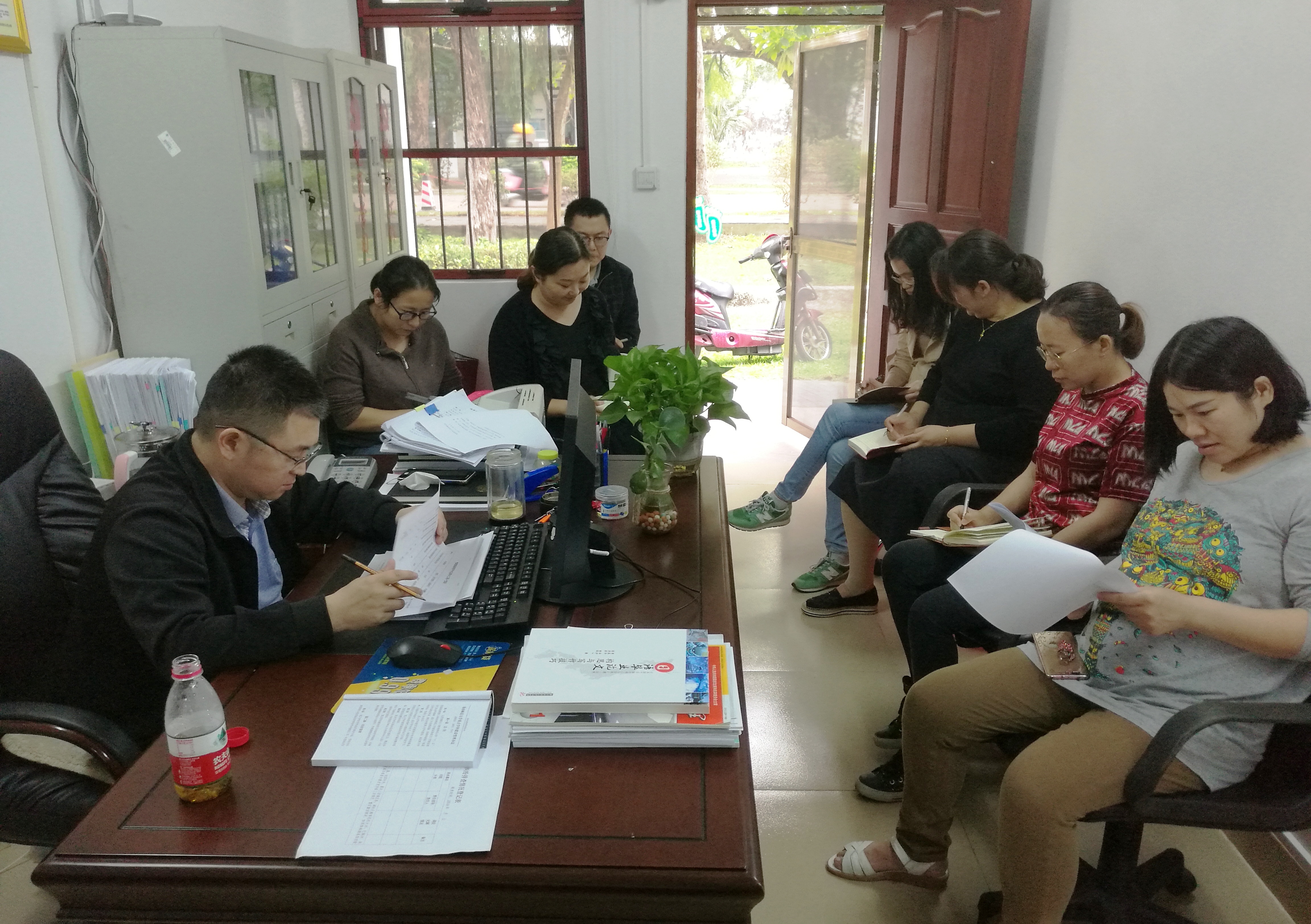 海南师范大学师生聚焦热议全国两会