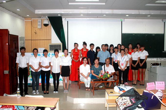  行进中的青春，前进中的未来--记初等教育学院“花开与梦想”大学生论坛