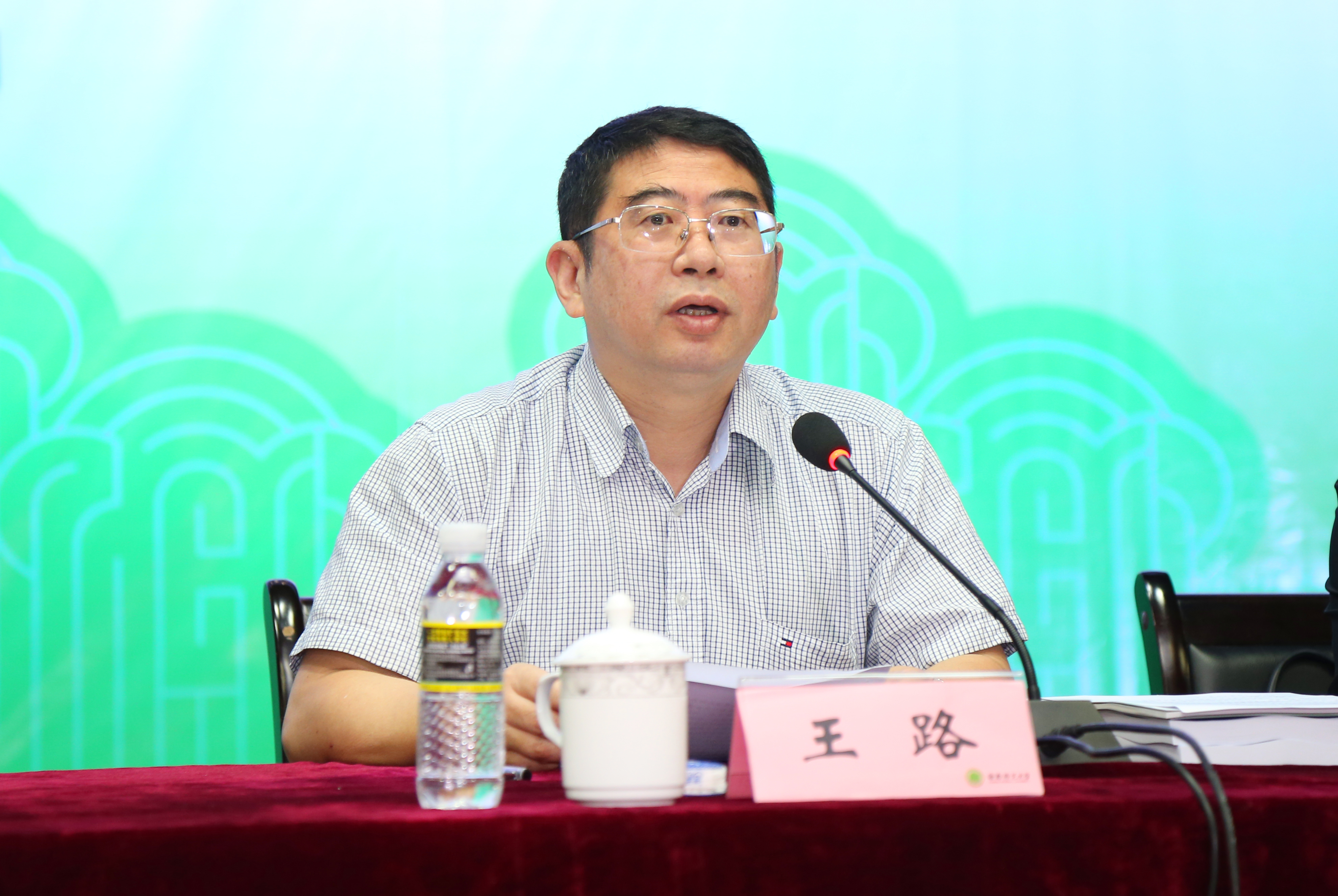 确保高校意识形态阵地安全导向正确:首届高校思想政治工作学术论坛在我校召开