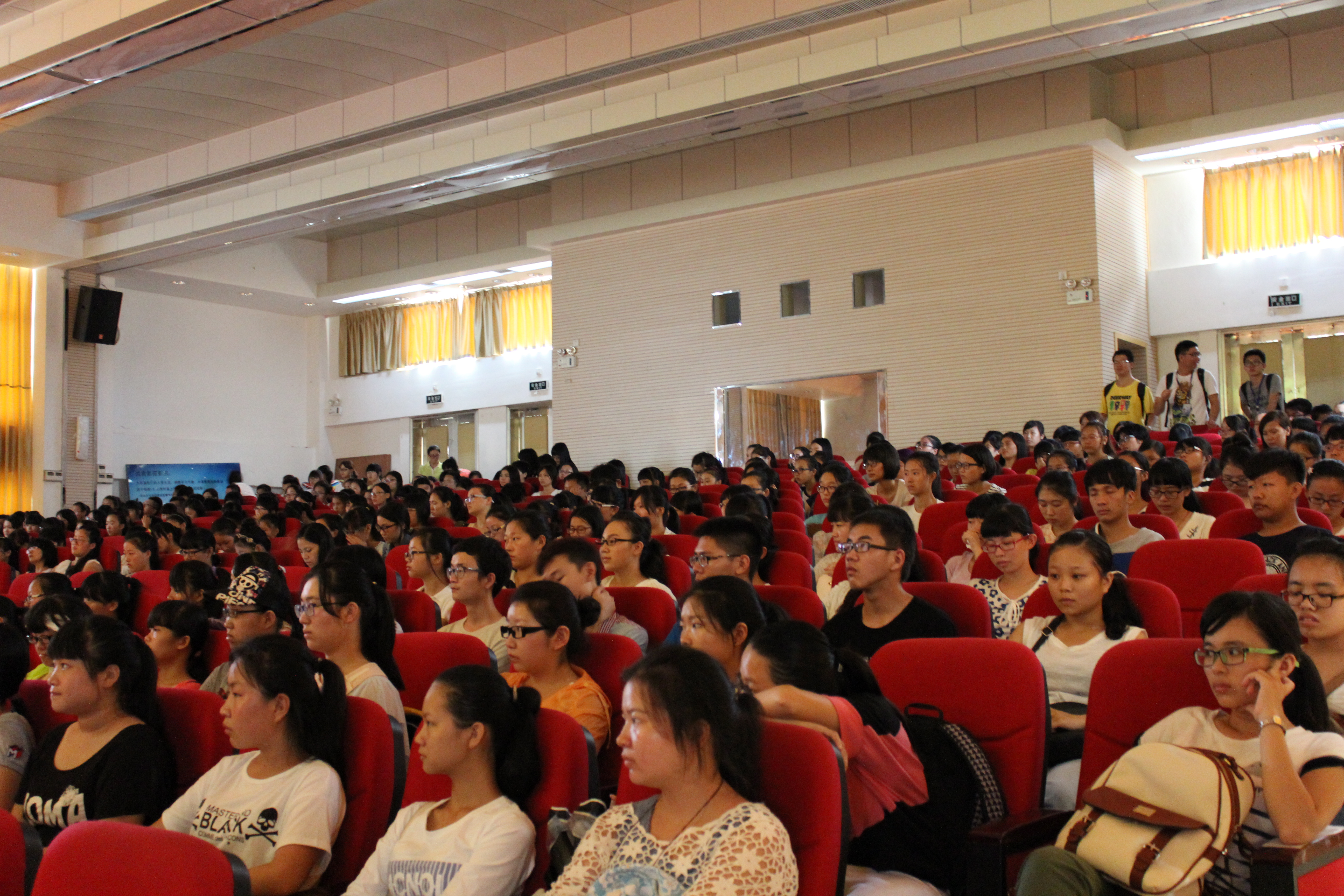 警钟鸣于心 平安伴我行――外国语学院召开新生安全教育会议