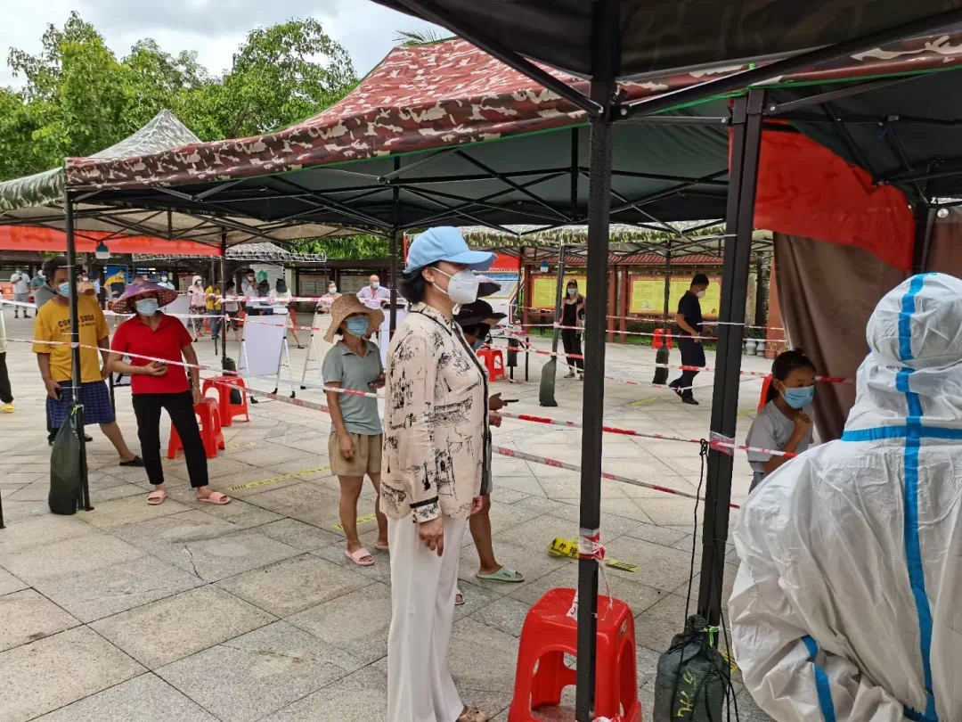 三亚大茅村驻村第一书记乡村振兴工作队长张霞坚持“四个带头”战疫在一线