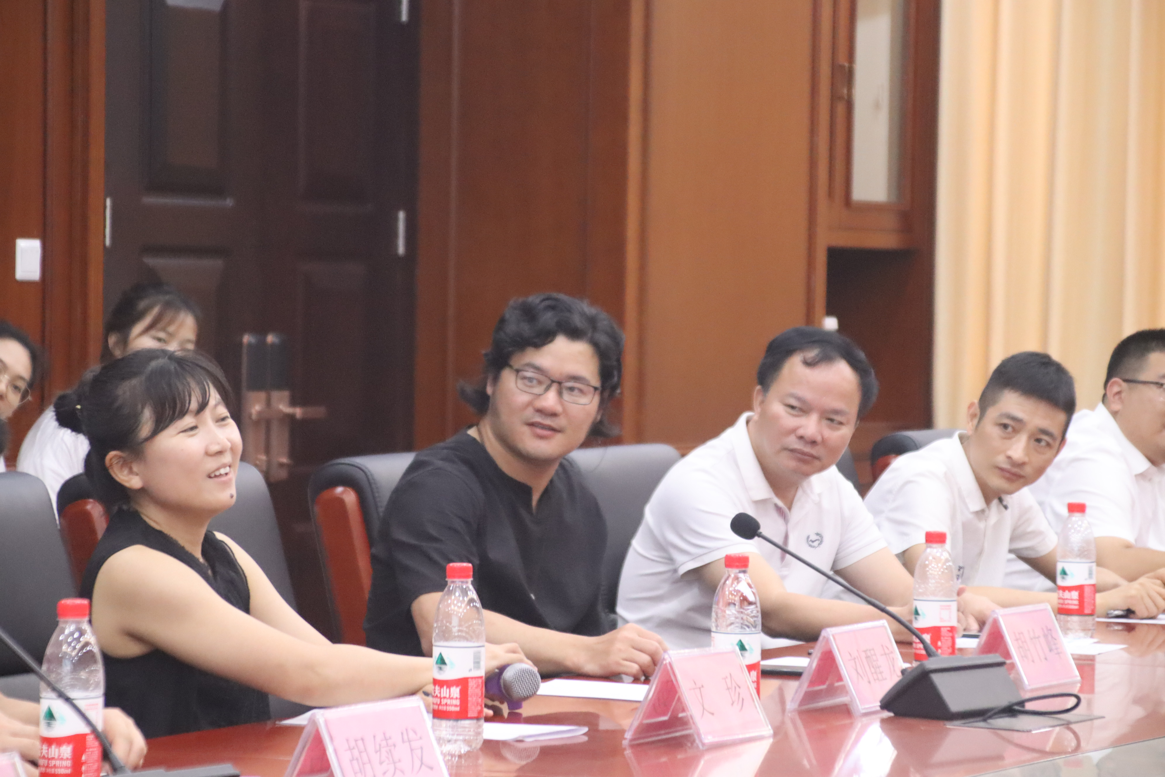 我校开展文学名家写海南活动第三季“南海轻唤”纪行文学分享会