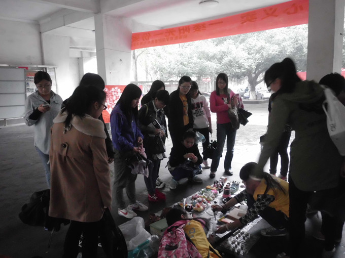 乐学雷锋精神,创行志愿风采――记初等教育学院“红星义卖”活动 记者 白杨