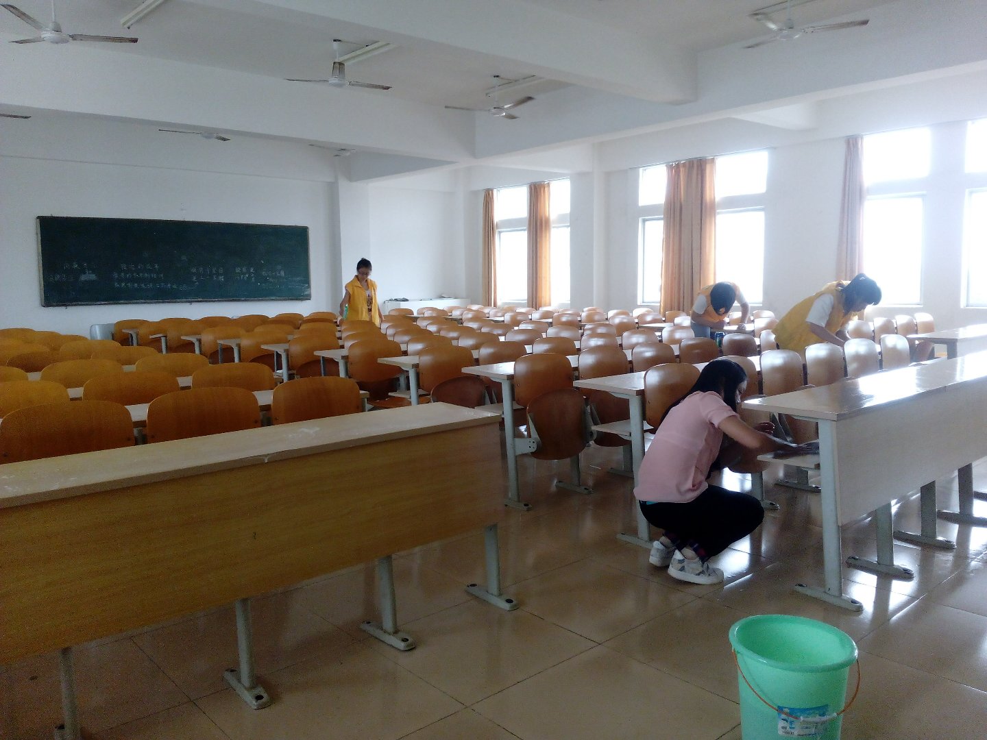 素颜课桌，美化教室――记教育科学学院课桌文化节 