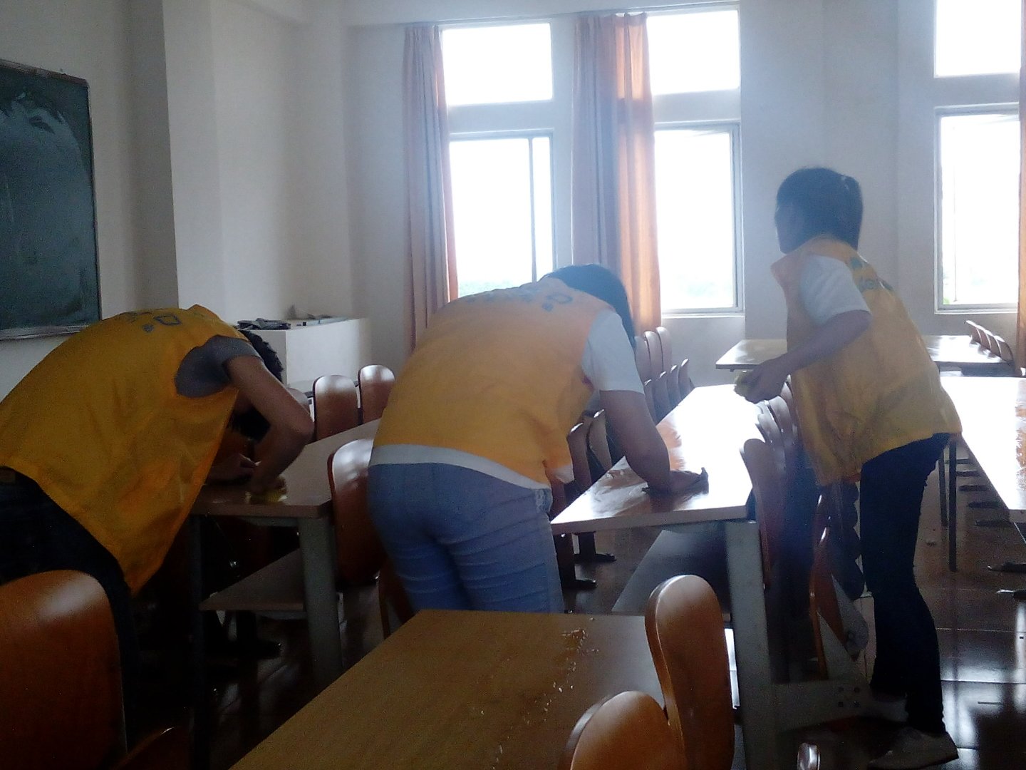 素颜课桌，美化教室――记教育科学学院课桌文化节 