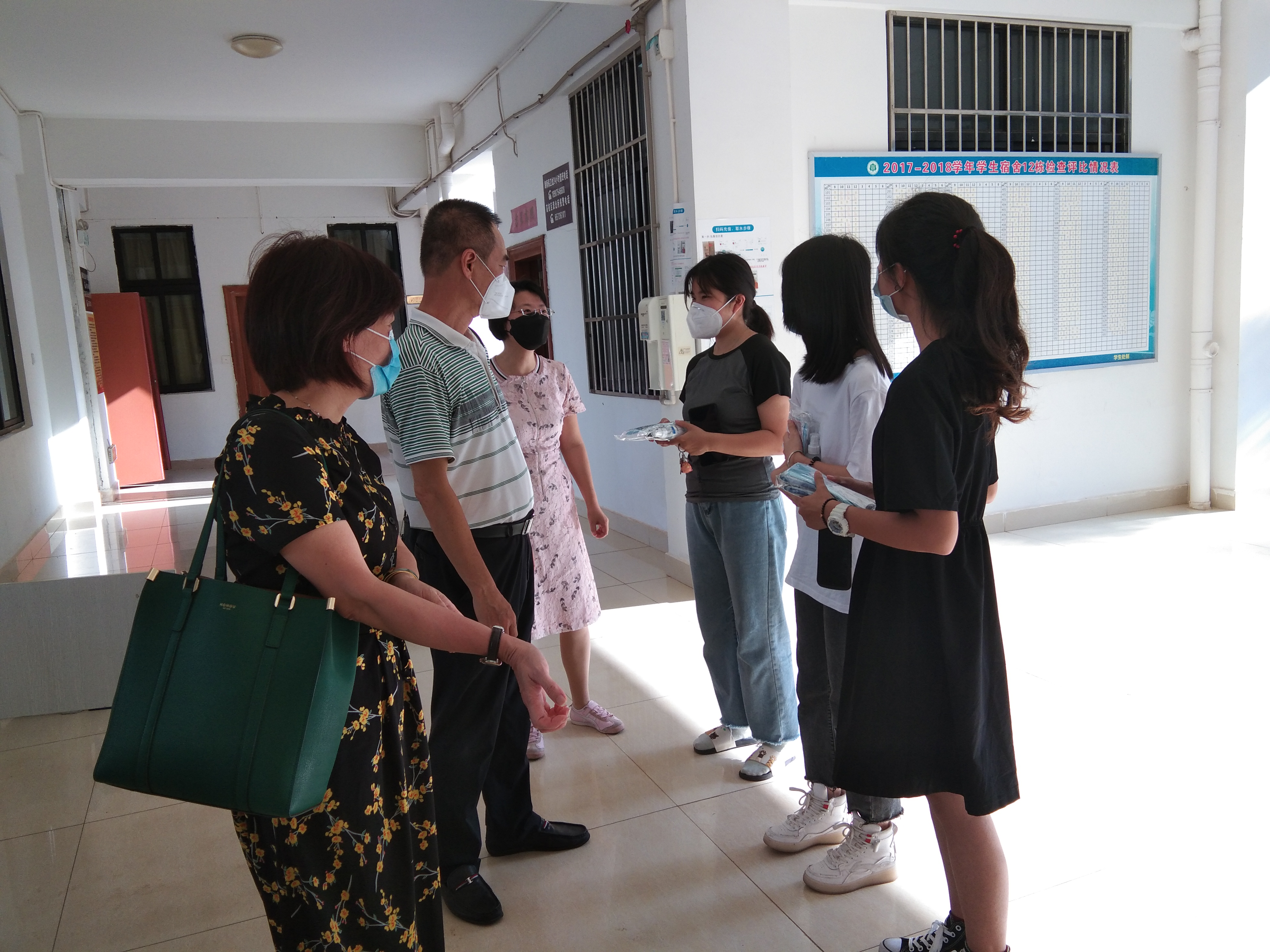 法学院走访学生宿舍，看望首批返校学子