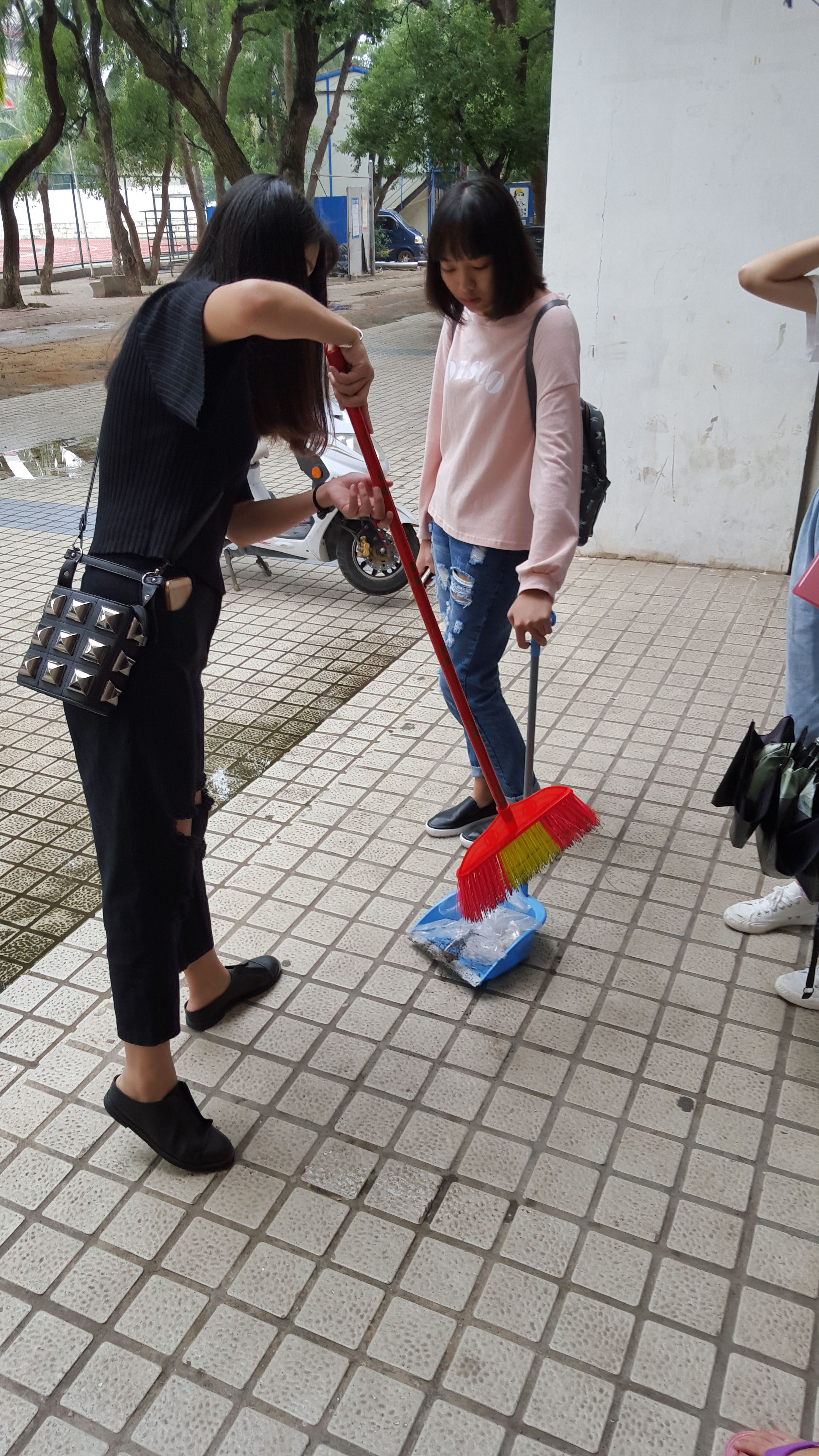 “追逐文明礼仪之星的影子”     ――音乐学院2014级音乐1班开展团日活动