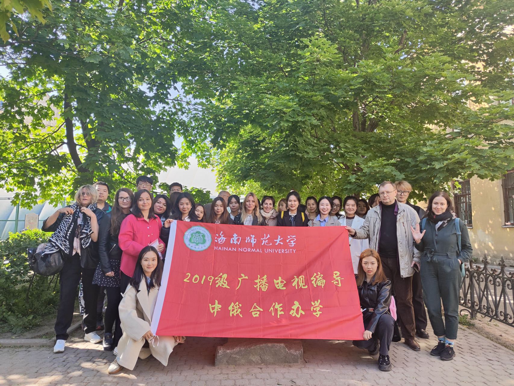 俄罗斯圣彼得堡国立电影电视大学校长和第一副校长出席我校学生在俄毕业答辩会