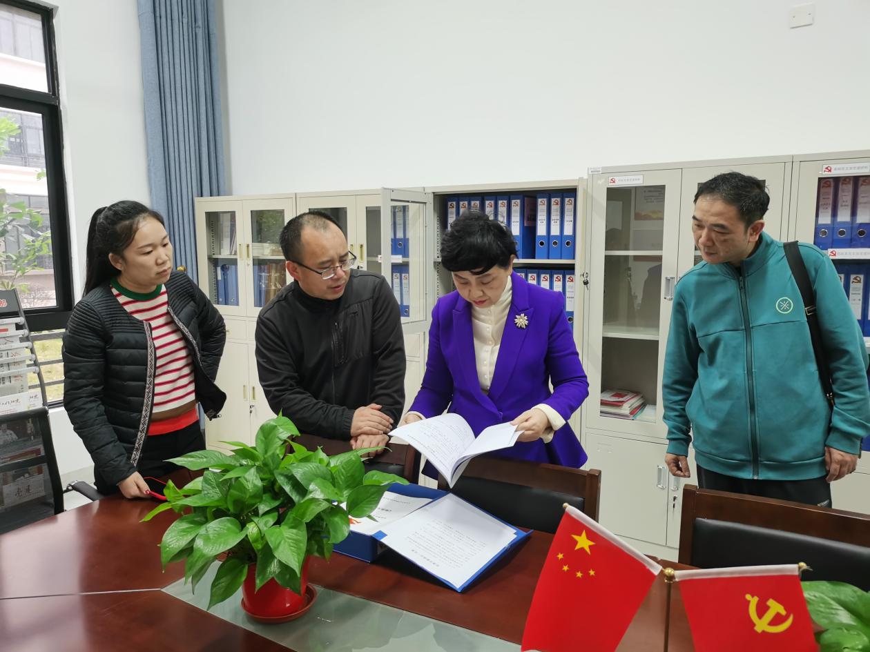 李红梅书记到马克思主义学院主持召开现场办公会