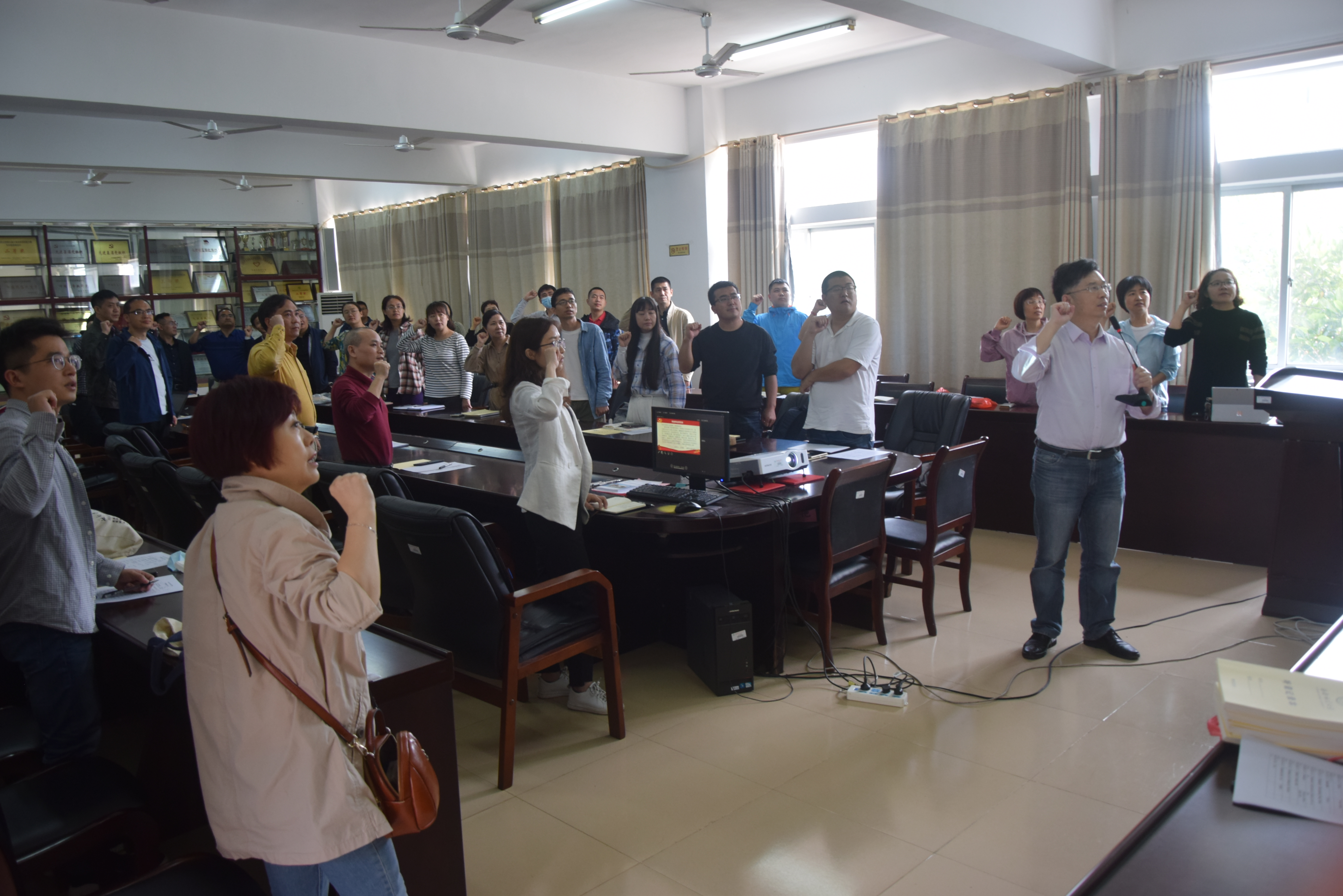 加强师德师风建设，文学院上好教师开学第一课