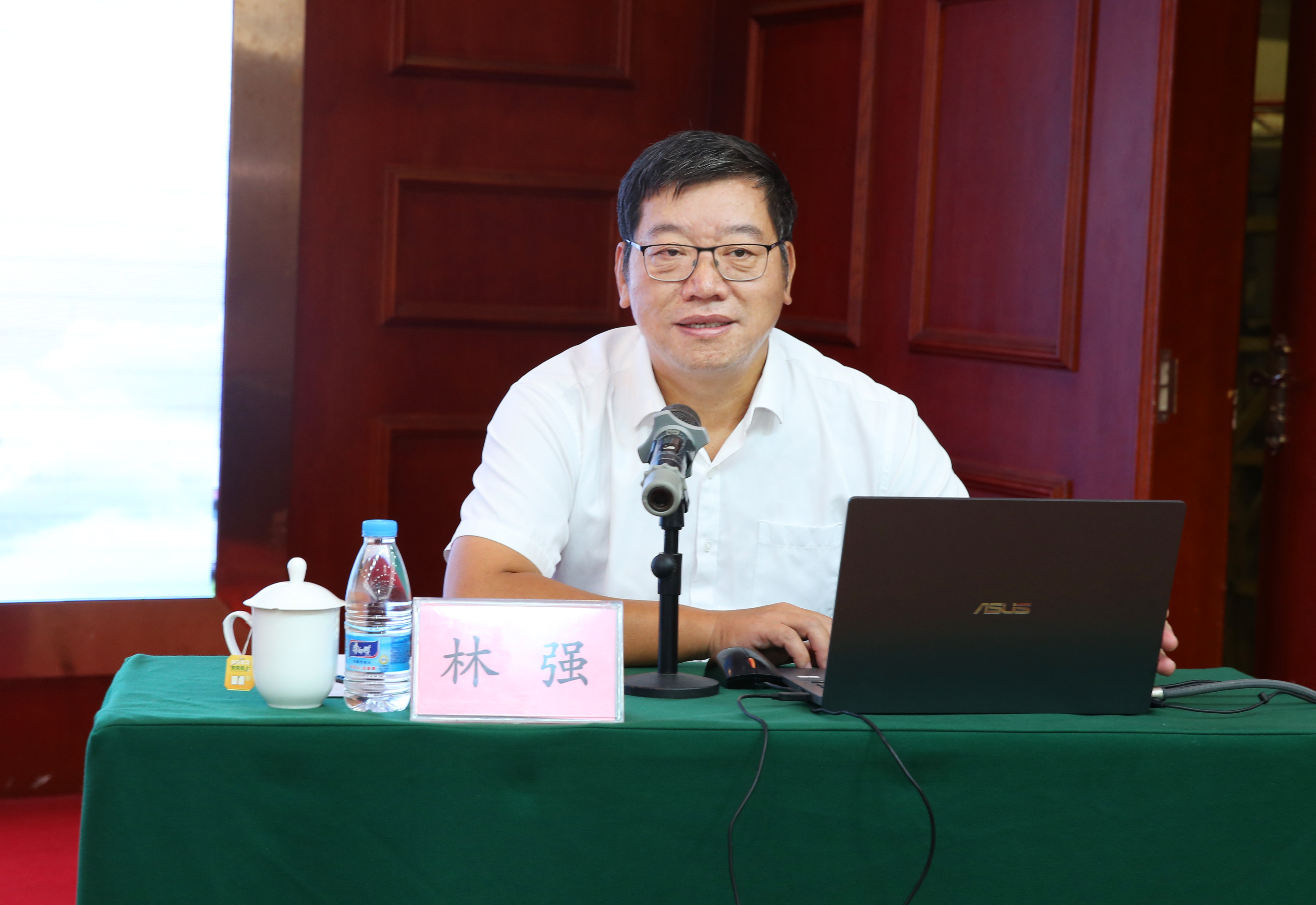 林强向海南省中学省级学科带头人宣讲党的十九届五中全会精神