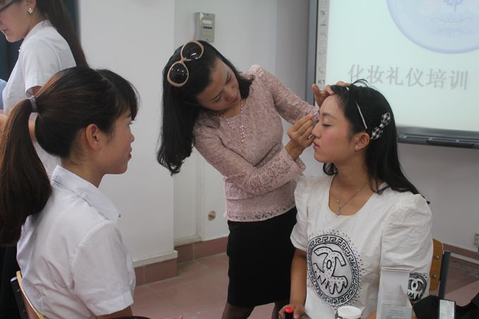 妆点自己,美丽出发――记初等教育学院女生部第二期化妆礼仪培训