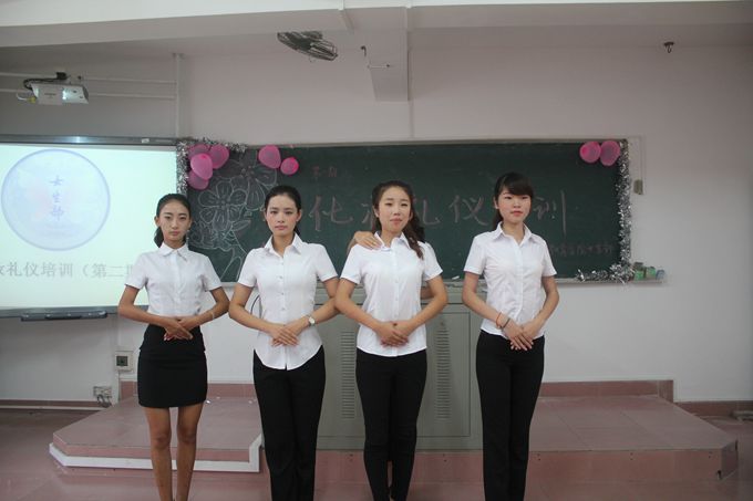 妆点自己,美丽出发――记初等教育学院女生部第二期化妆礼仪培训