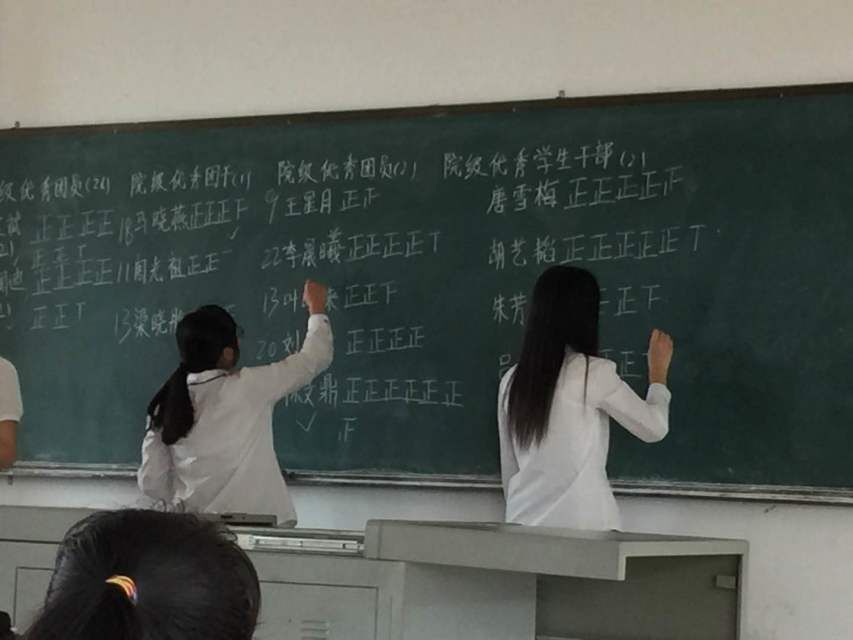 争优创先,为人表率——记法学院15法一团支部团内优秀评选大会