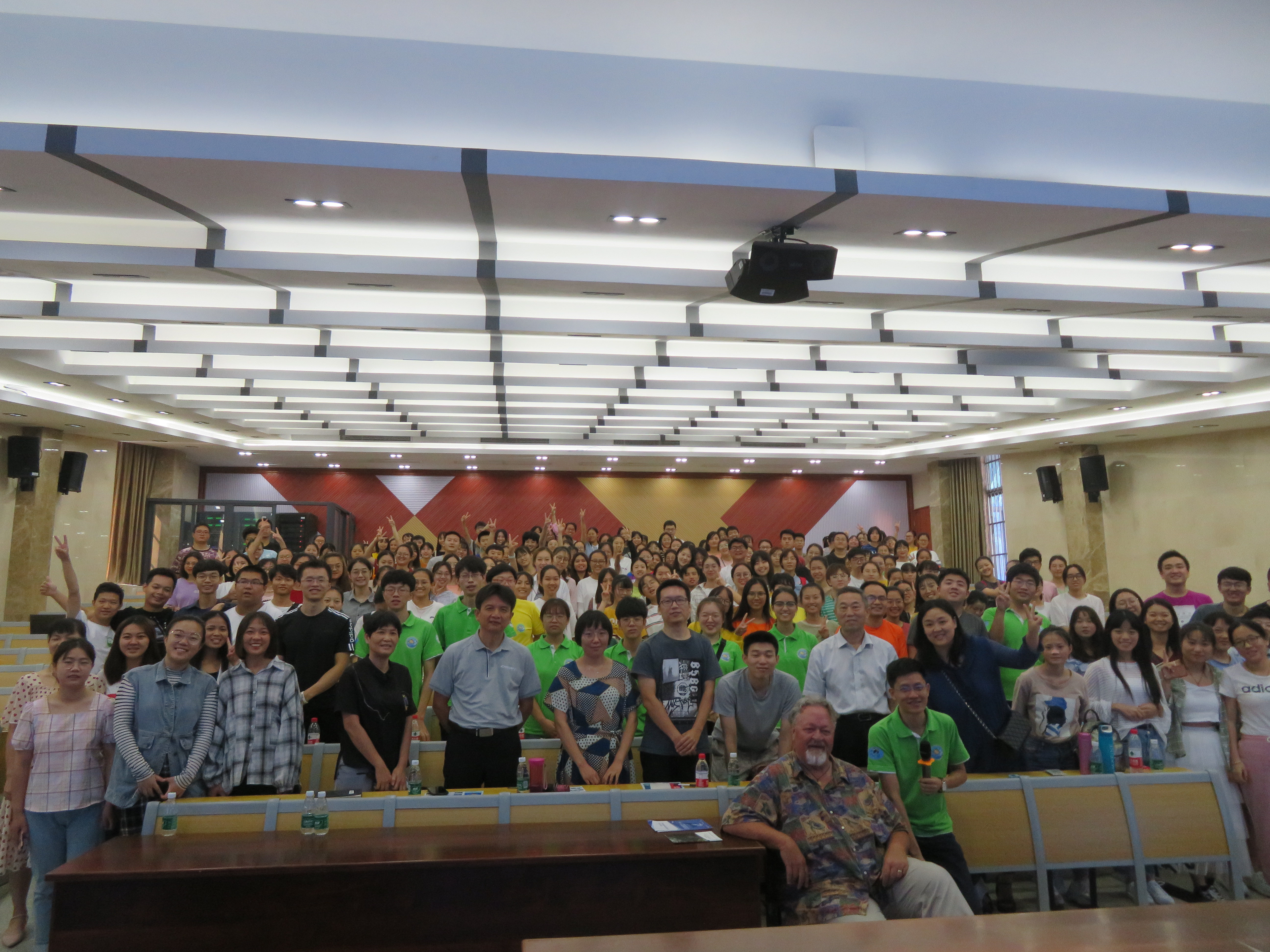 生命科学学院邀请斯坦福大学拉瑞.克劳德教授来我校讲学