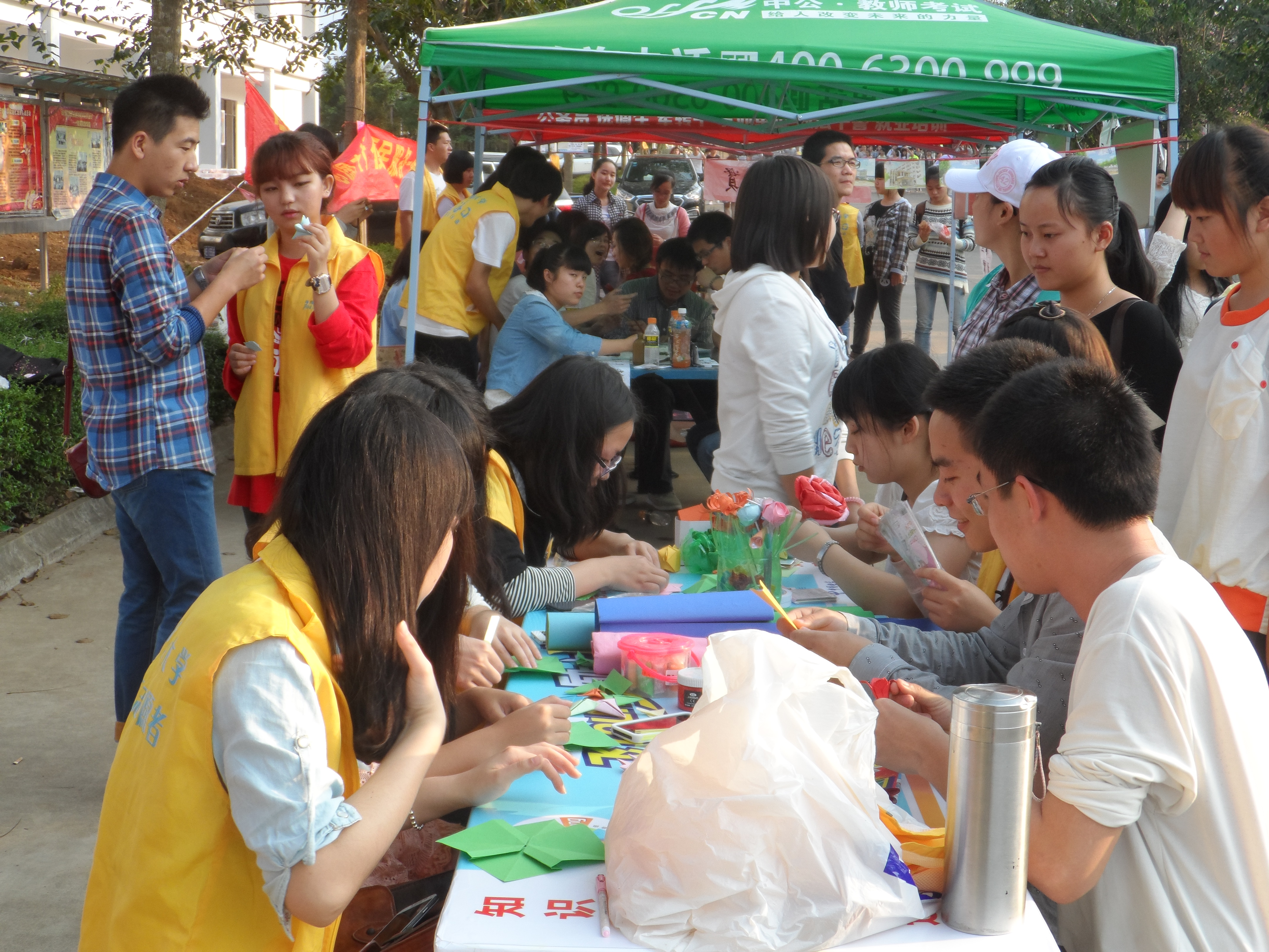 巧动手，我最行――记教育科学学院雷锋日手工授教活动