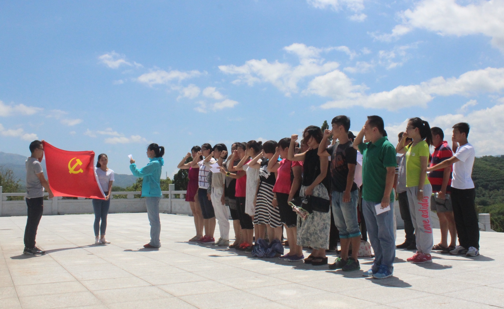 体育学院走进五指山开展党性教育活动