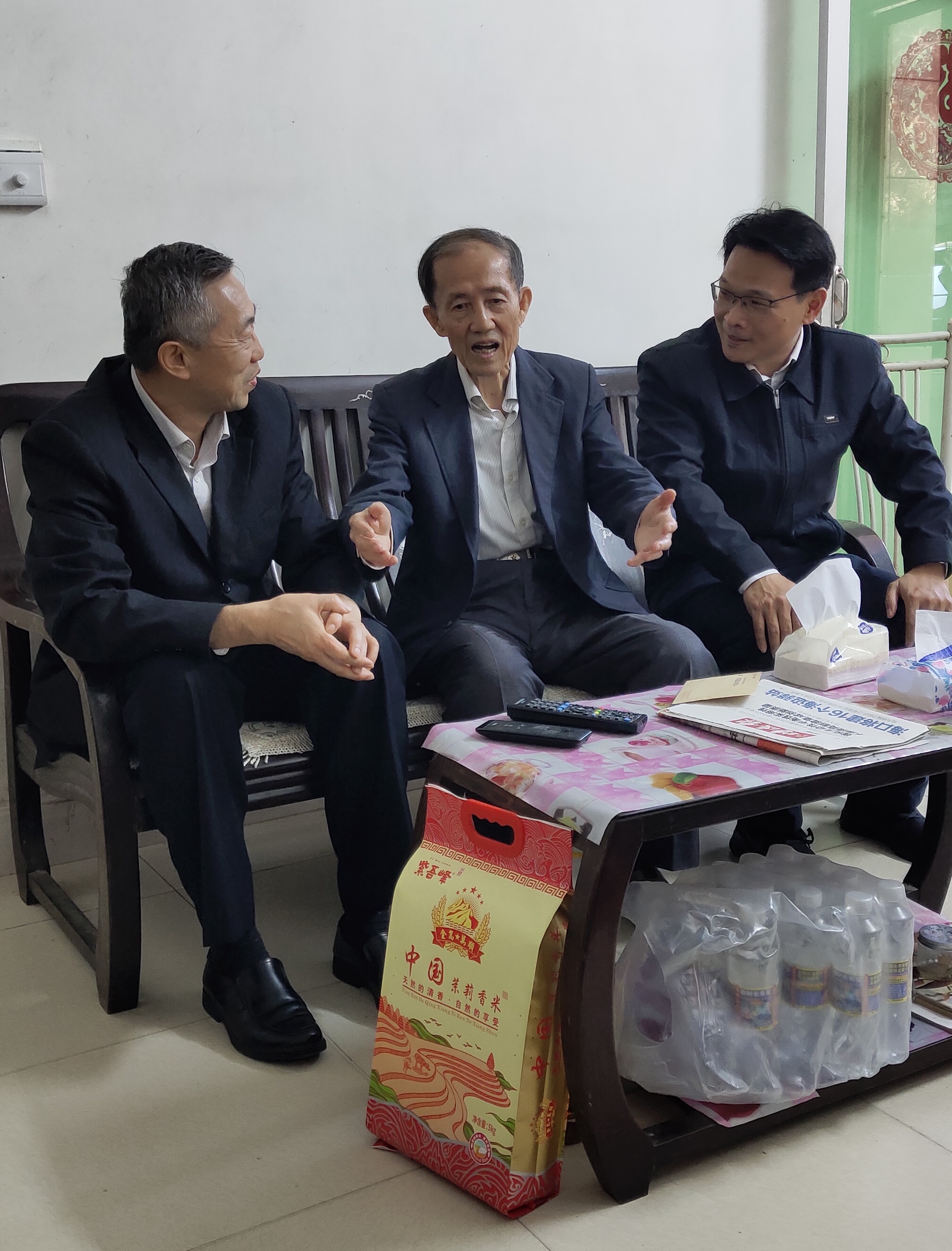 省委组织部来我校慰问困难党员