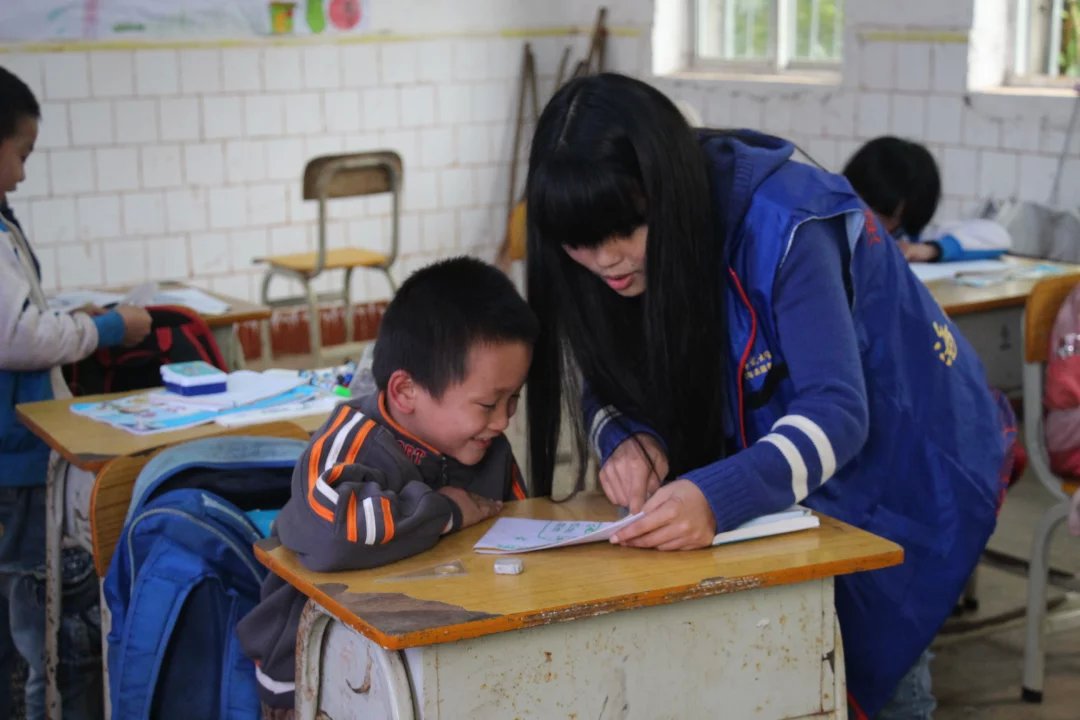 温暖在心间传递——记马克思主义学院赴苏民小学爱心志愿活动