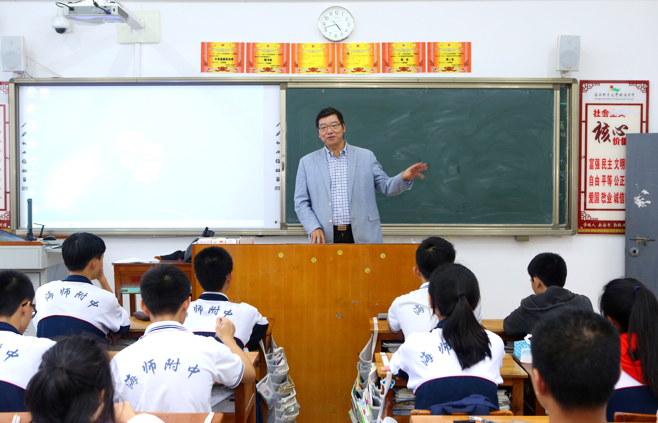 林强校长到附中看望实验班学生