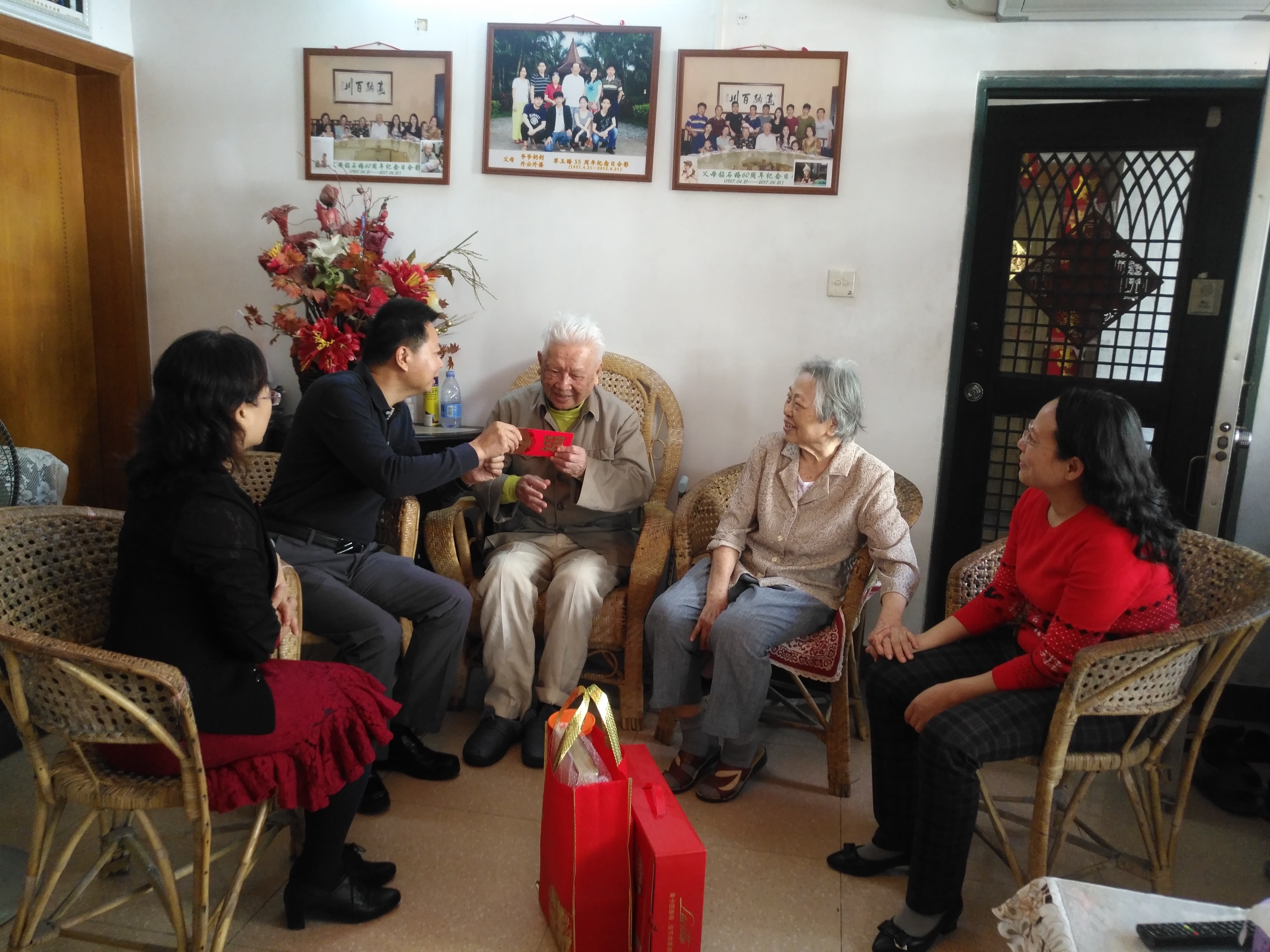 省委组织部老干部局副局长李文慰问我校老领导李光邦