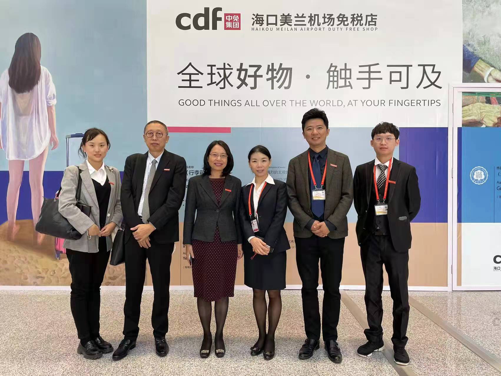 我校美术学院师生作品在美兰机场T2航站楼免税店展出