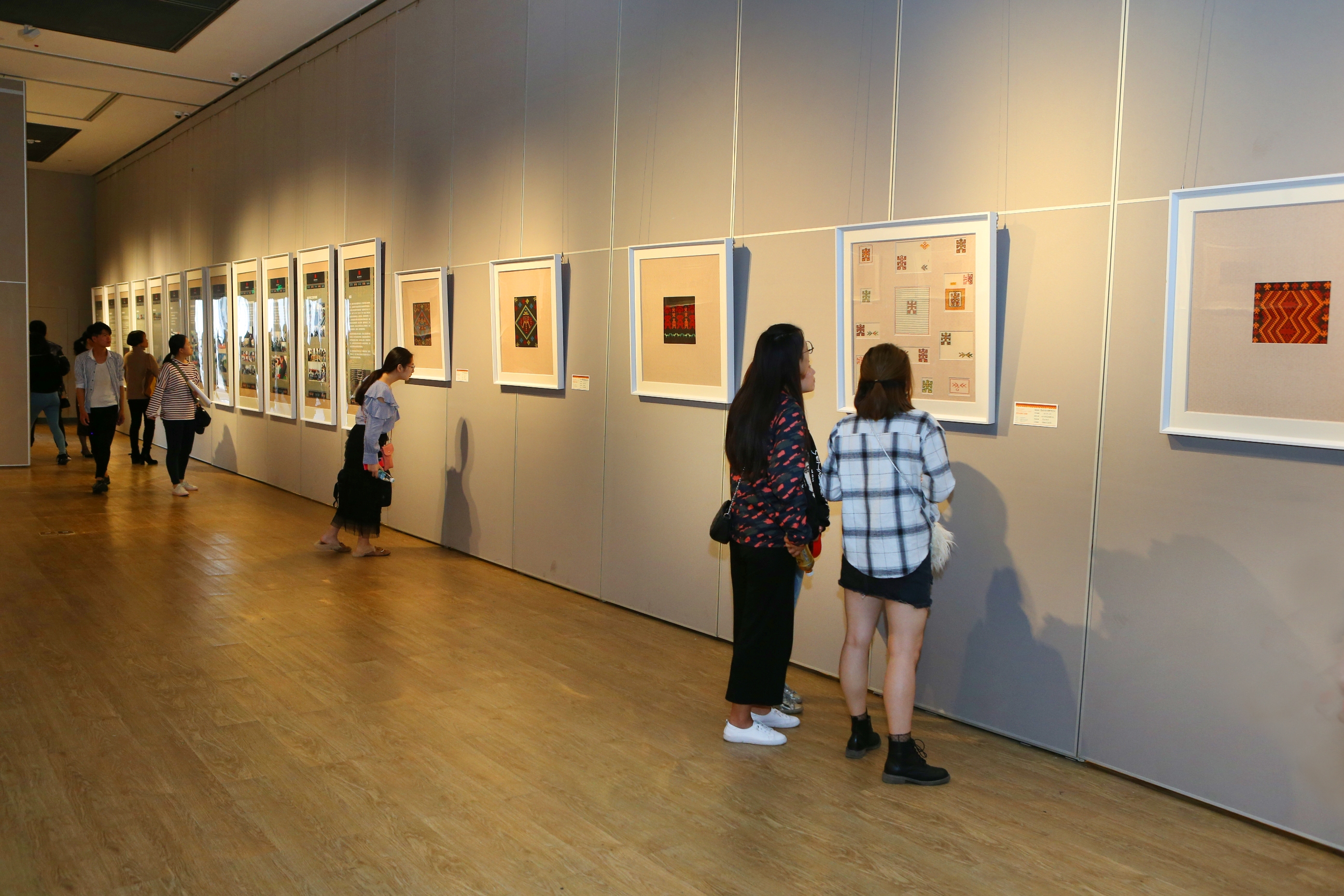 我校举办国家艺术基金黎锦人才培养项目成果汇报展