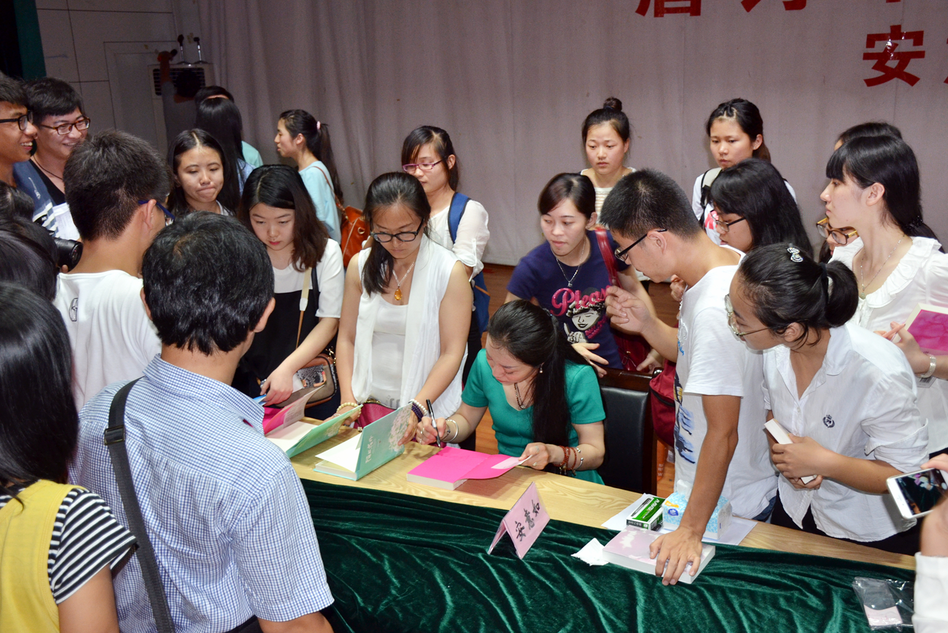 畅销书作家安意如到我校作专场讲座