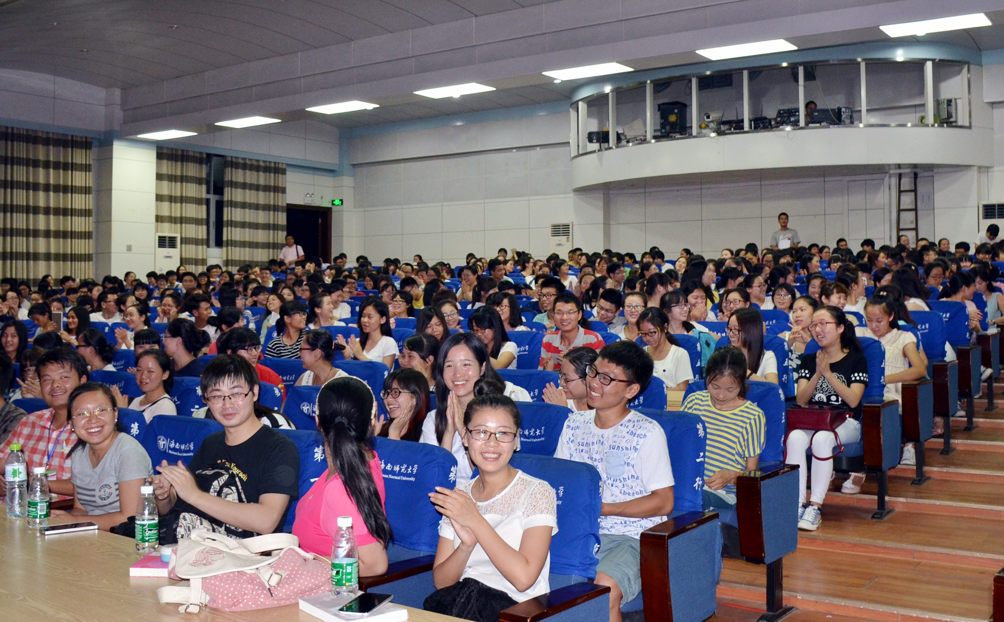 畅销书作家安意如到我校作专场讲座