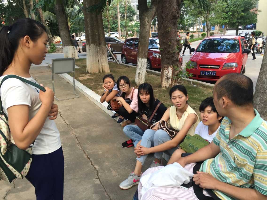 与你同行中 志愿进行时――记外国语学院开展“与你同行”志愿活动