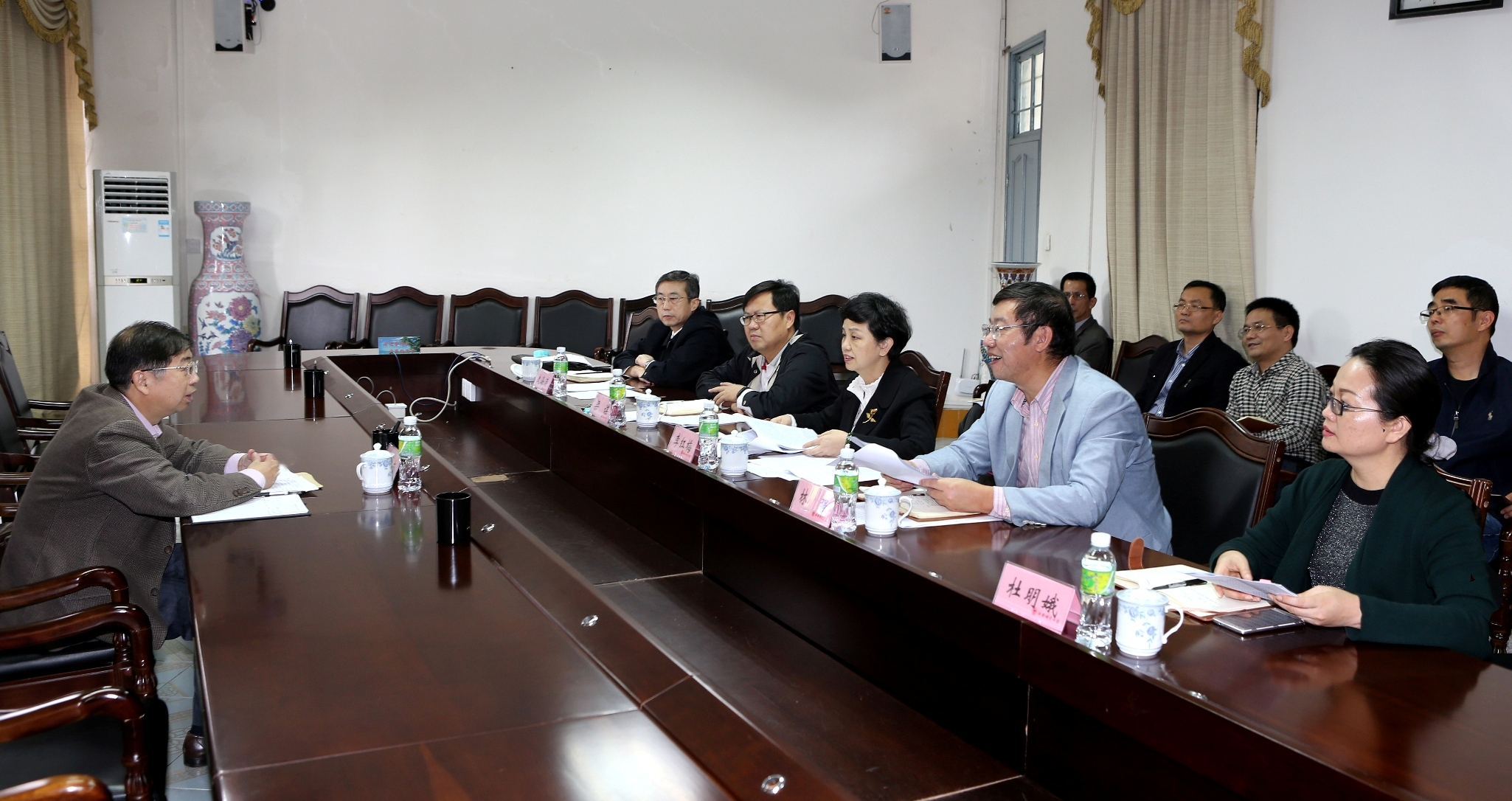 校领导班子召开专题民主生活会