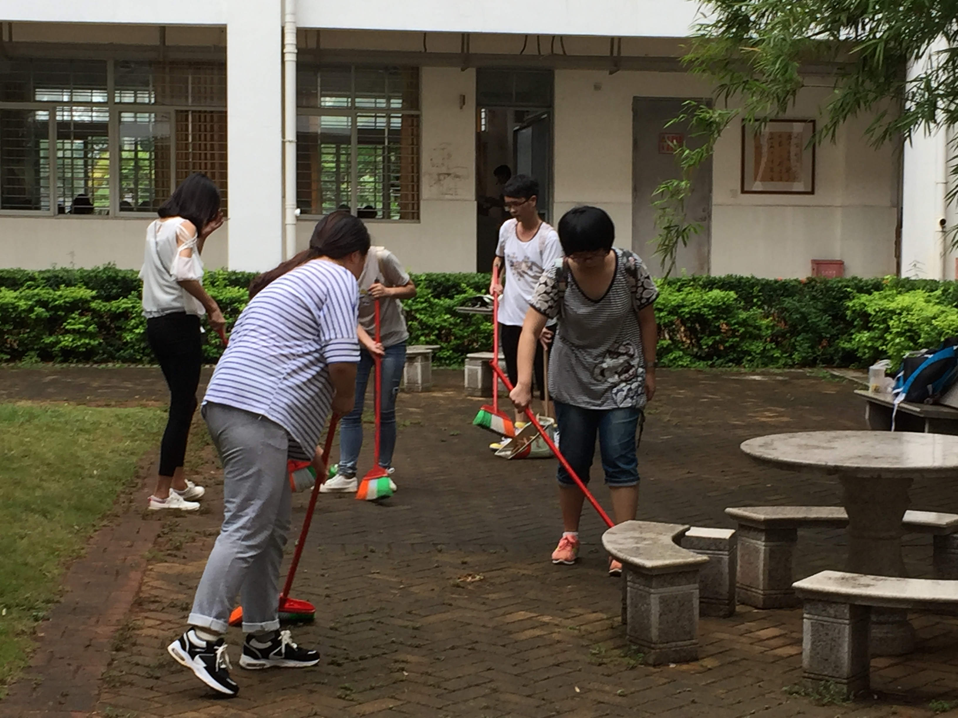 践行双创 我们在行动――记文学院清扫办公室活动