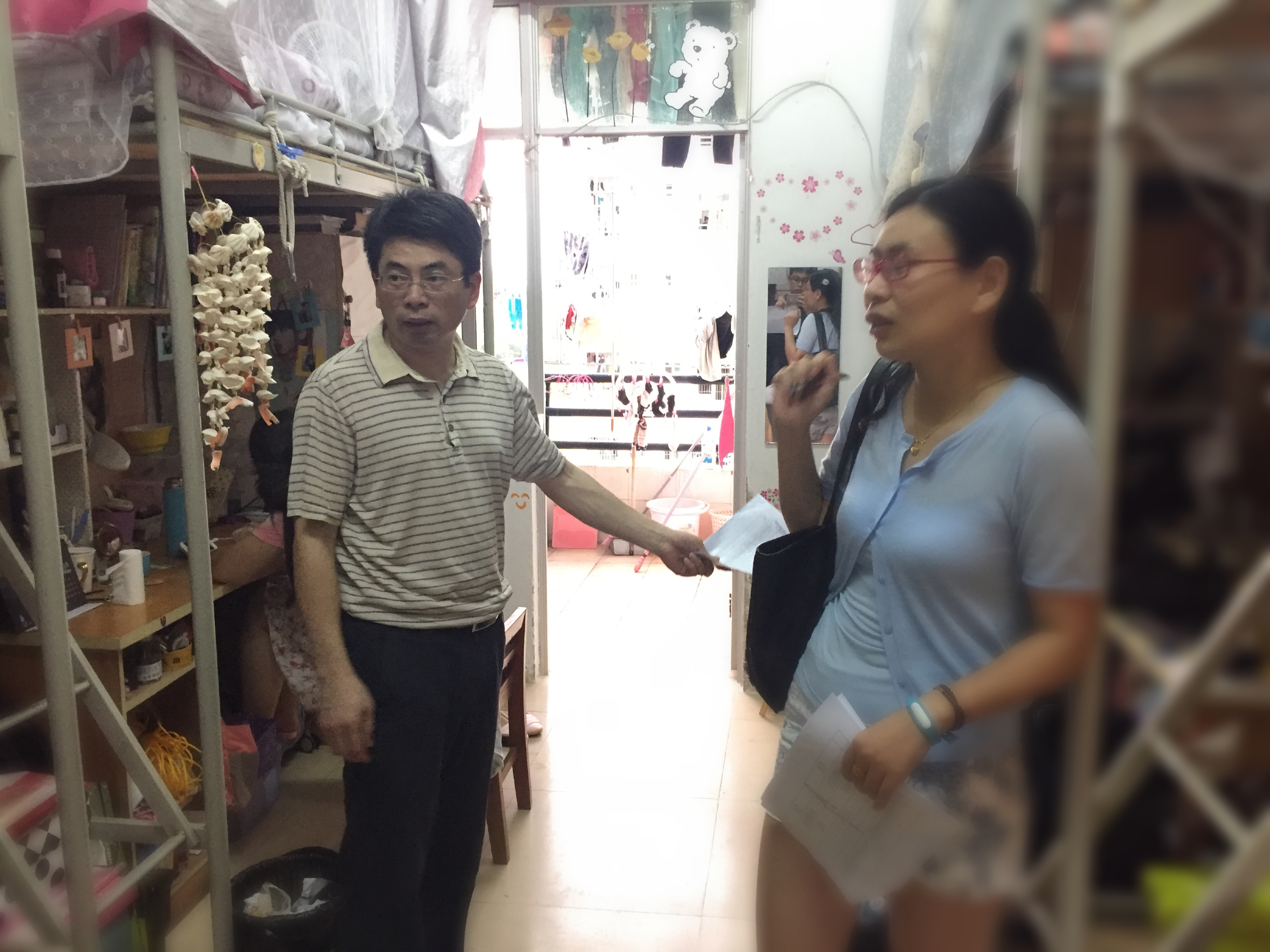 室洁书香有梦亦有志――记新闻传播与影视学院领导视察学院宿舍活动