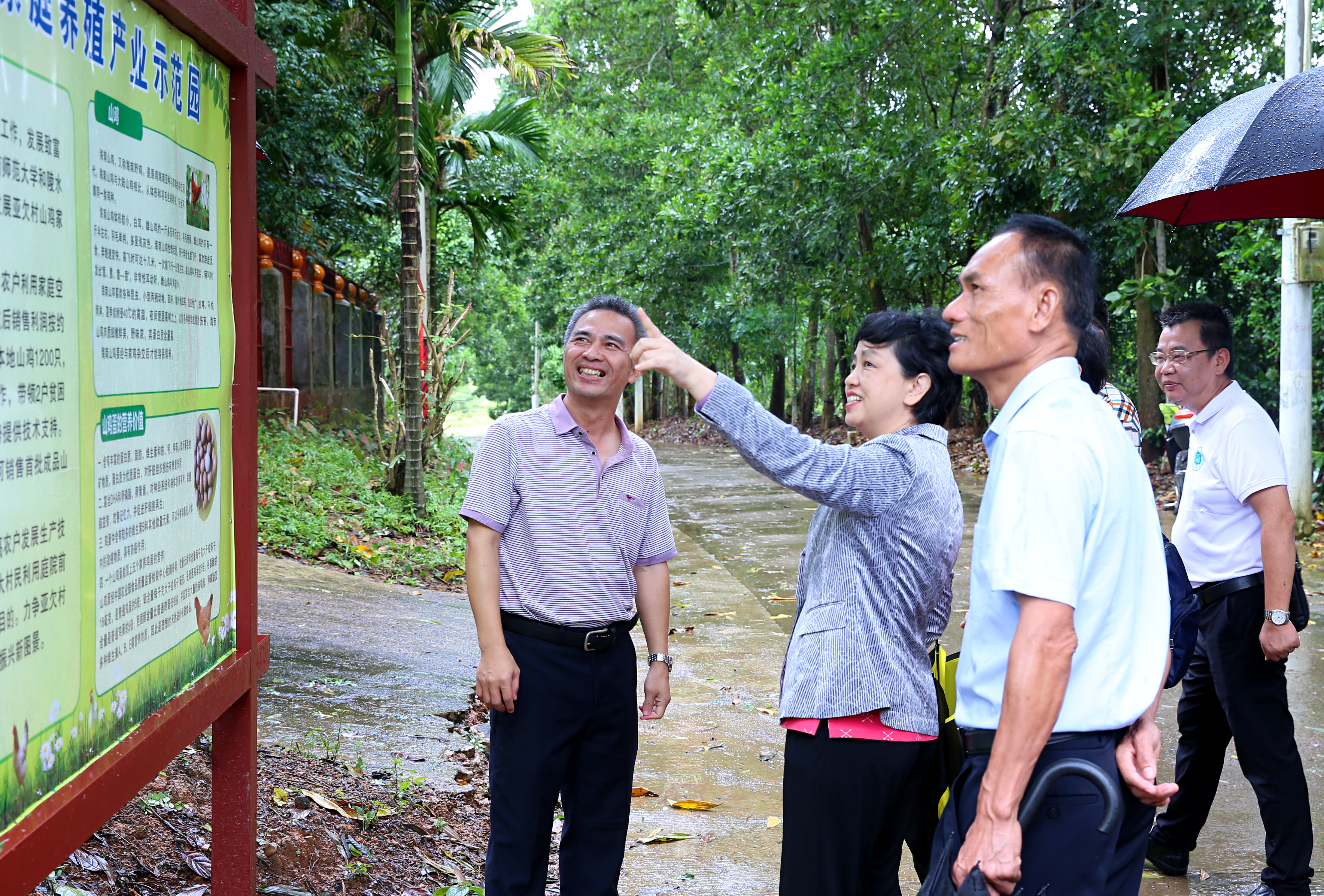 李红梅强调:精准扶贫要扶到根上，要彰显海师特色，要志智双扶托举希望 我校赴陵水亚欠村开展扶贫日系列活动