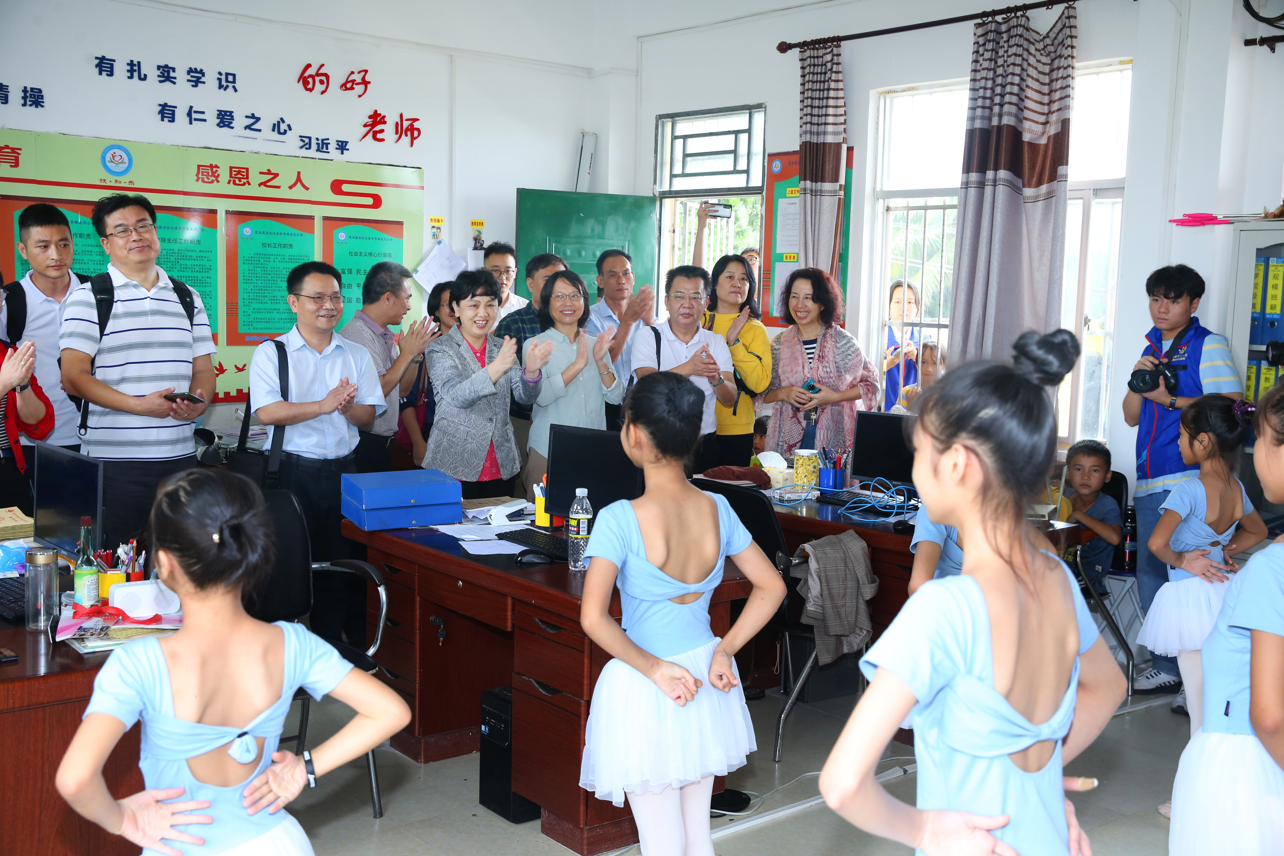 李红梅强调:精准扶贫要扶到根上，要彰显海师特色，要志智双扶托举希望 我校赴陵水亚欠村开展扶贫日系列活动