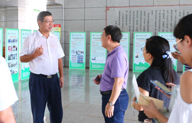 新学期校领导巡查校园现场办公