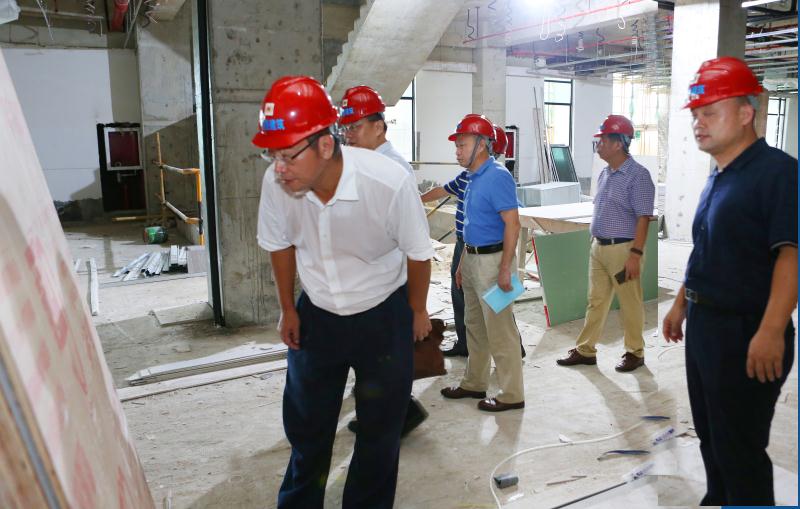 新学期校领导巡查校园现场办公