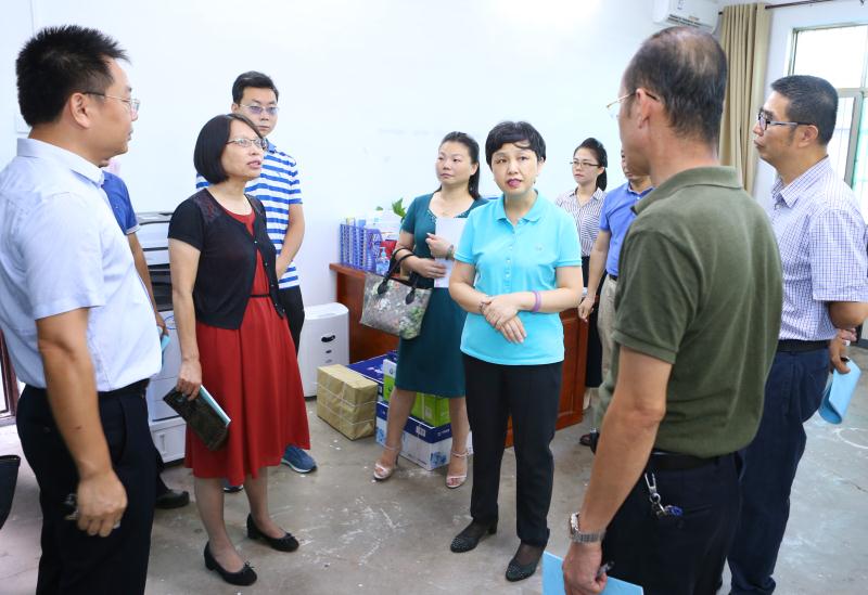新学期校领导巡查校园现场办公