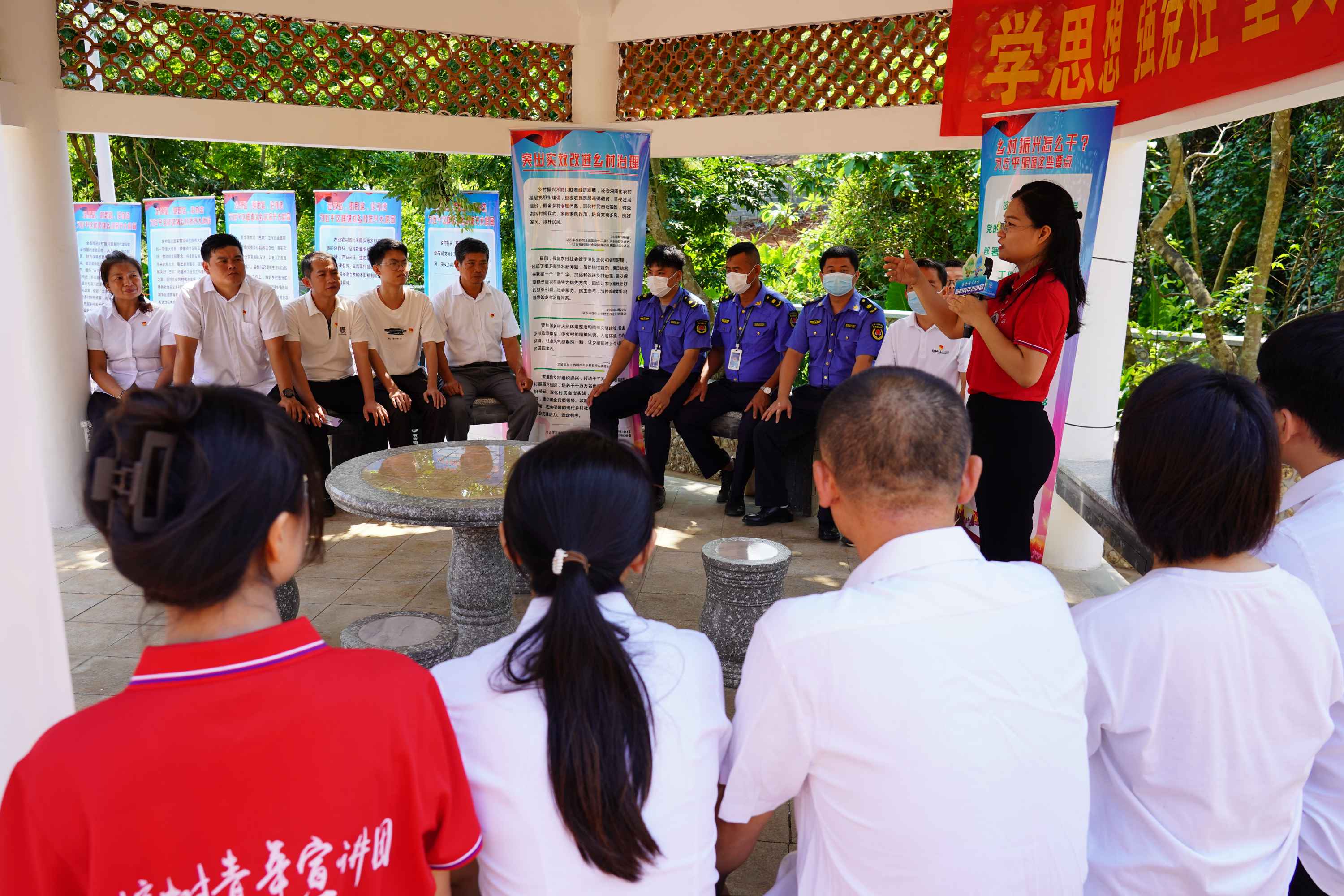“话”和美乡村，“绘”振兴蓝图――海南师范大学榕树青年宣讲团赴演丰镇演海村开展主题教育宣讲