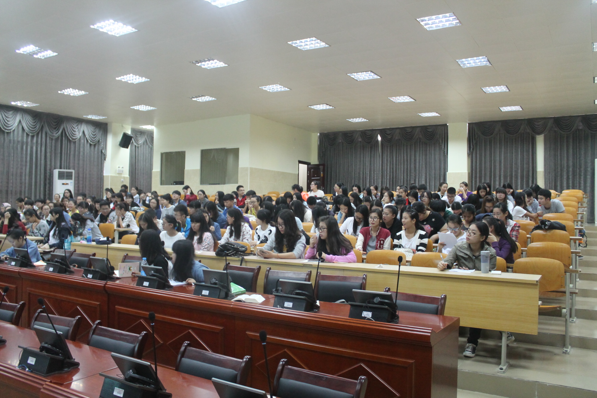 “双创”美丽城市 文明从我做起――记外国语学院迎接“双创”检查动员大会