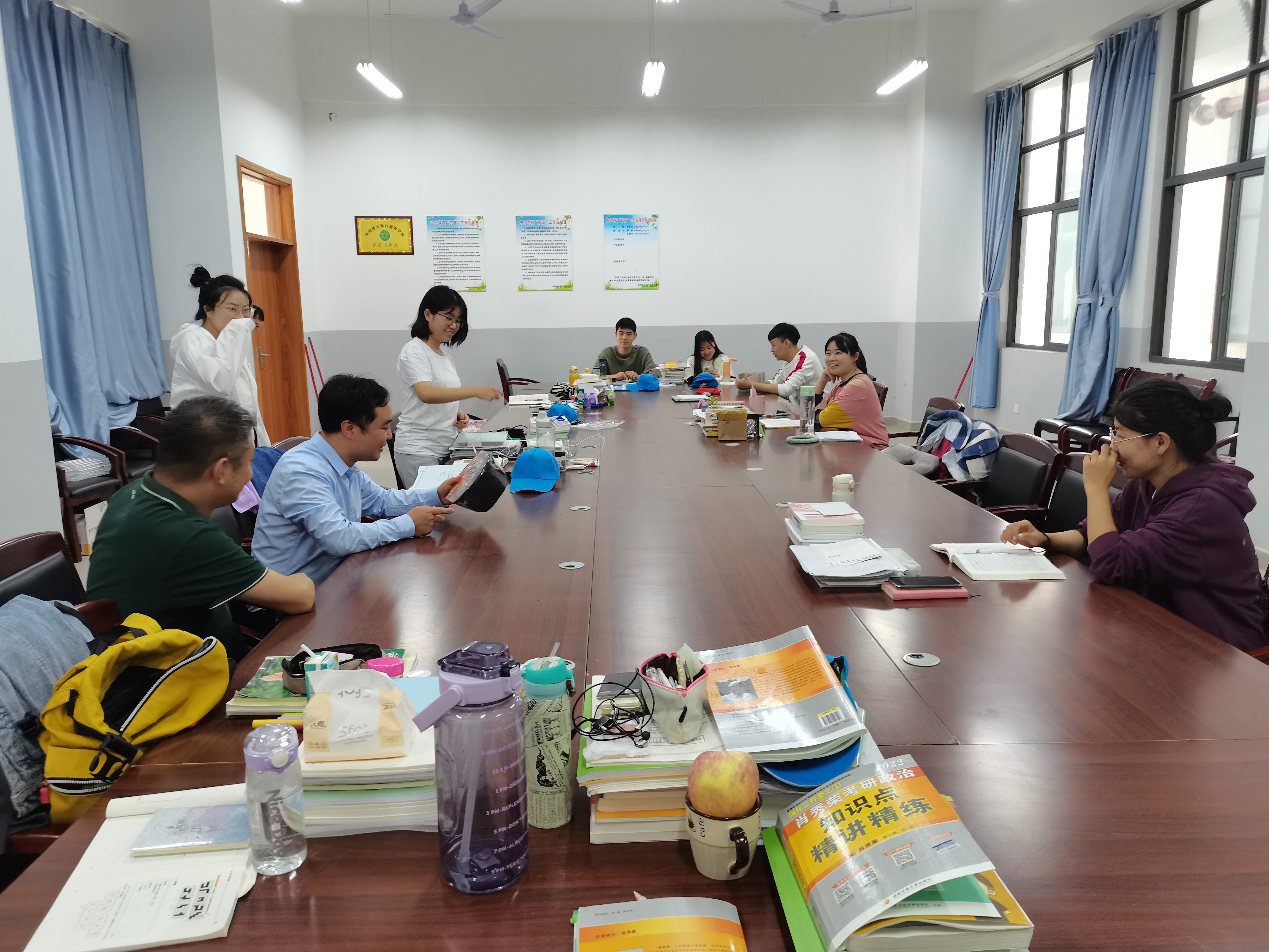 教务处副处长王标到秀英区实习学校看望实习生