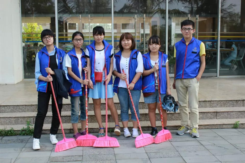 文明行动,与我同行――记政法学院校园卫生整治行动