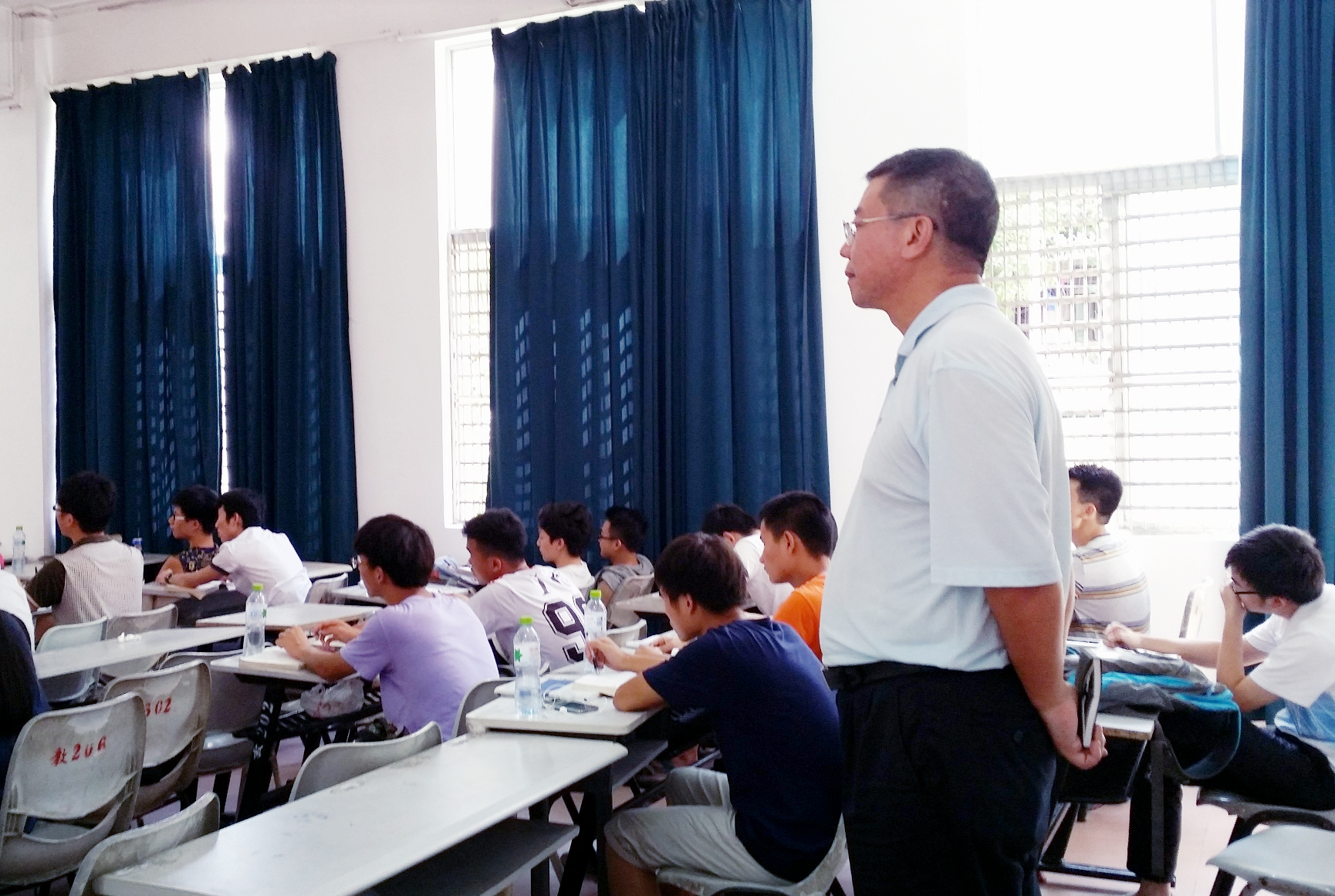 林强校长深入课堂调研